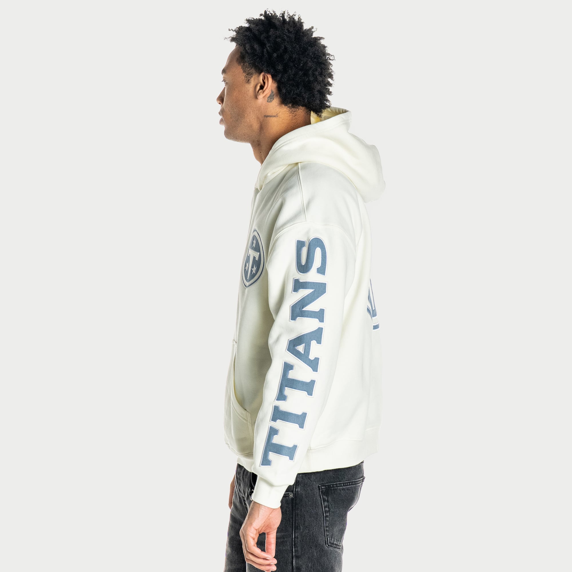 Sweat à capuche oversize unisexe The Wild Collective couleur crème Tennessee Titans