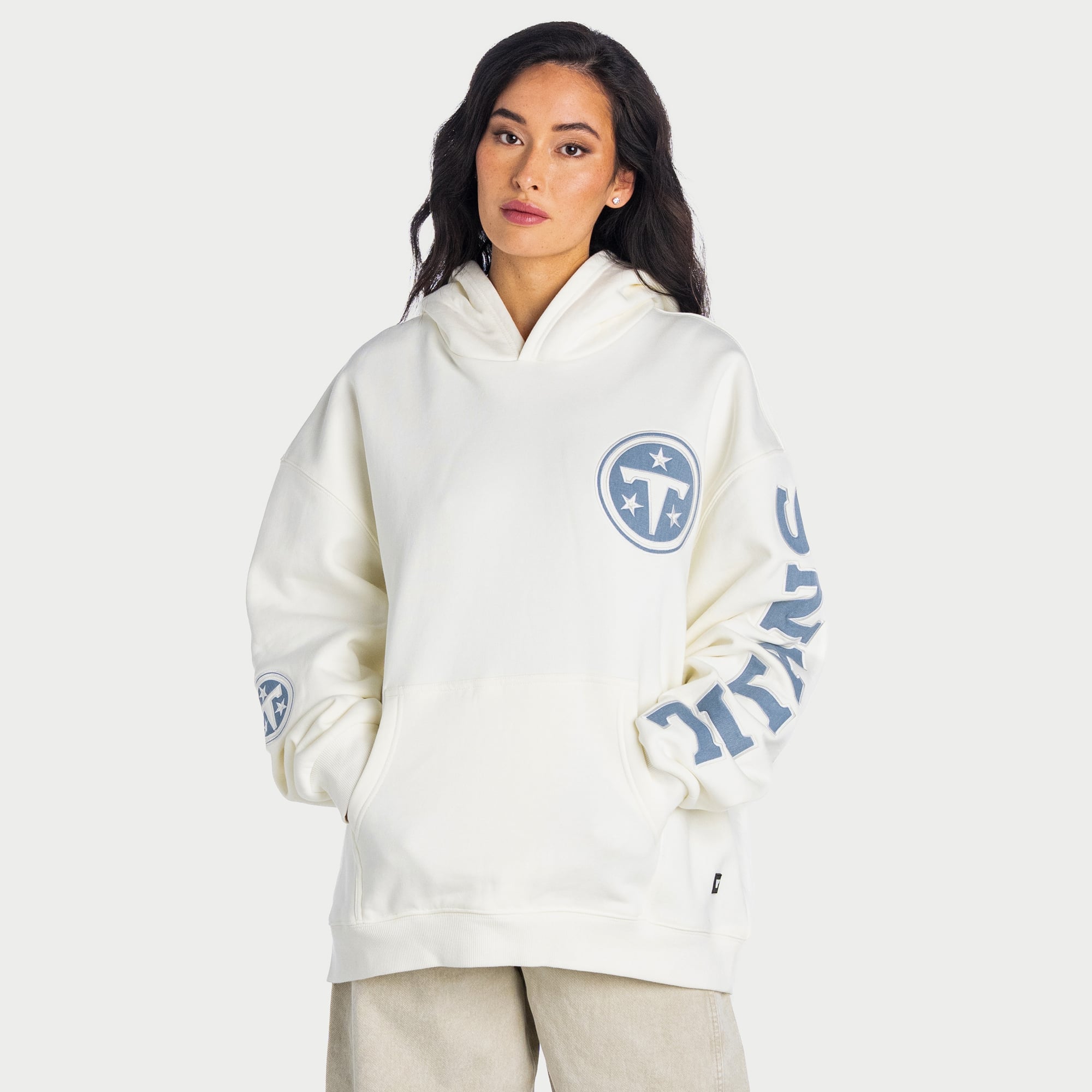 Sweat à capuche oversize unisexe The Wild Collective couleur crème Tennessee Titans