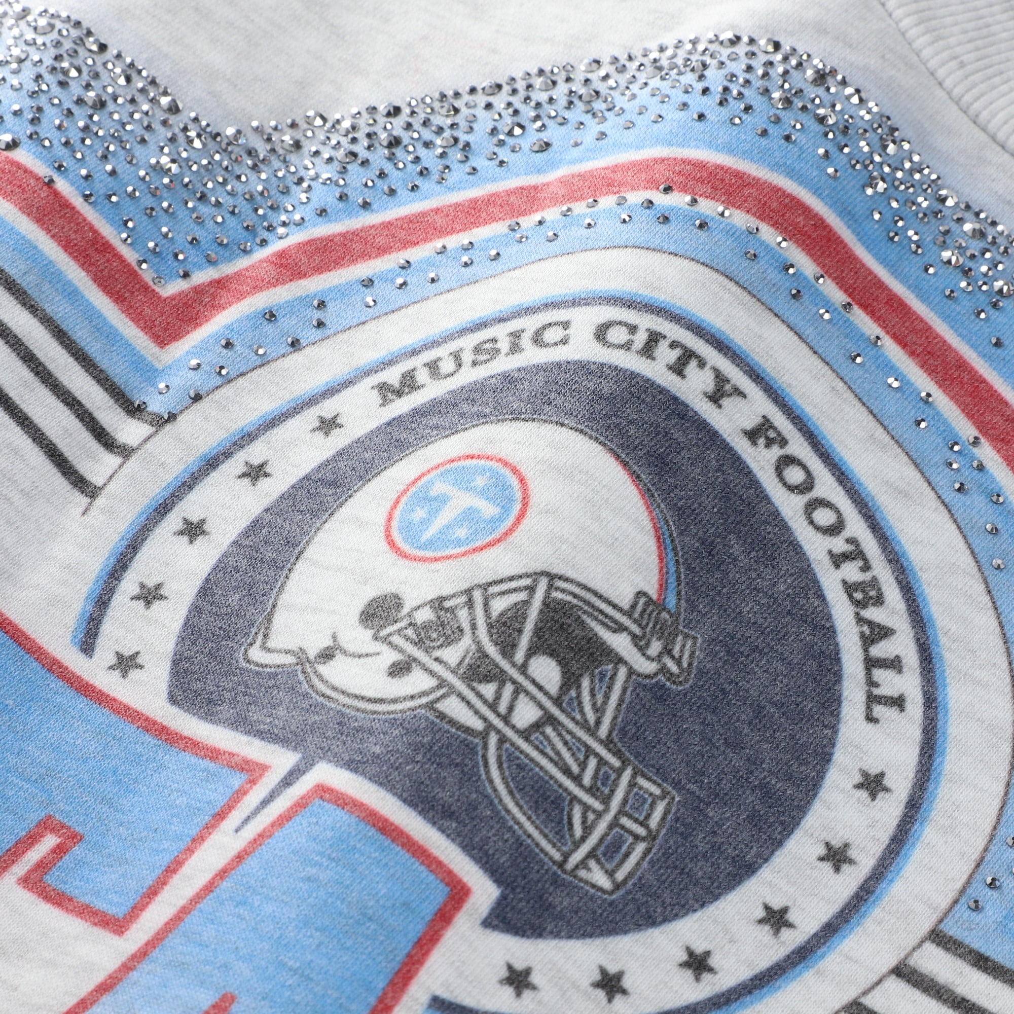 Sweat-shirt oversize en polaire à strass « Chasing Victory » des Tennessee Titans, gris chiné, pour femme, collection Gameday Couture.