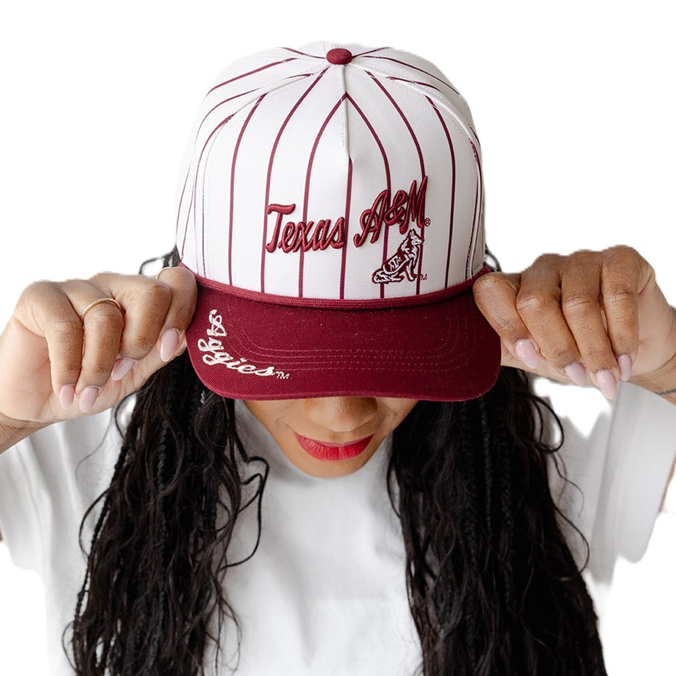 Casquette à rayures fines Texas A&M Aggies blanche pour femme, modèle ajustable à cinq panneaux avec cordon, idéale pour les jours de match.