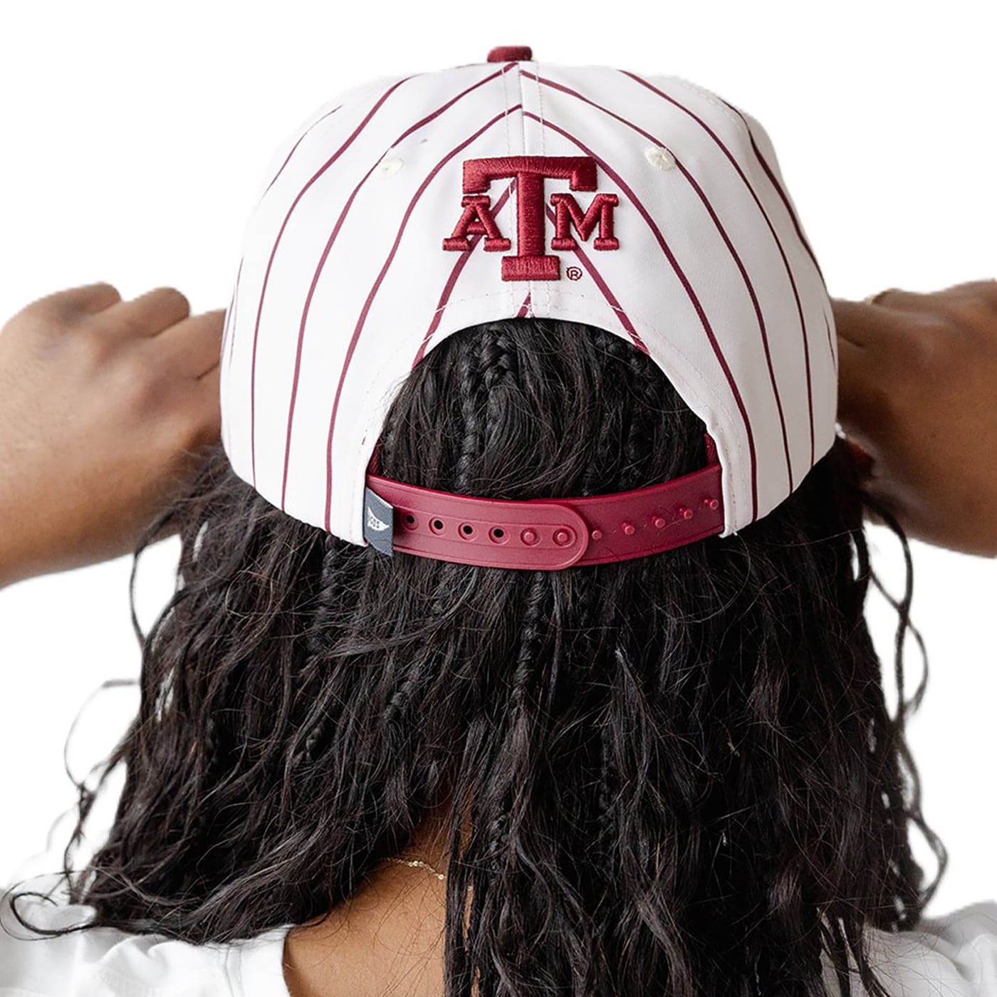 Casquette à rayures fines Texas A&M Aggies blanche pour femme, modèle ajustable à cinq panneaux avec cordon, idéale pour les jours de match.