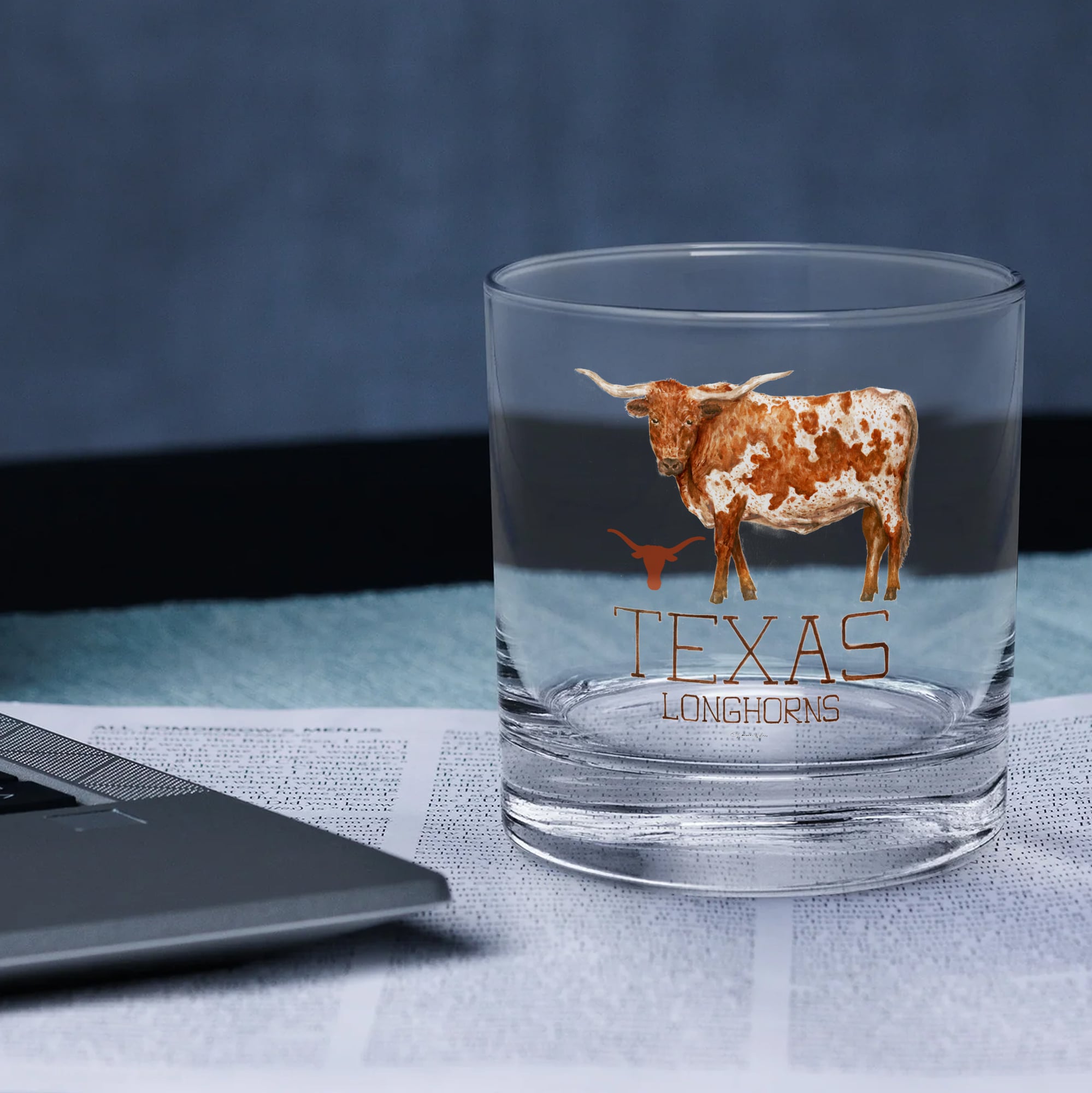 Ensemble de 2 verres à whisky à l'effigie de Laura Wilcox, mascotte des Longhorns du Texas, à Indigo Falls