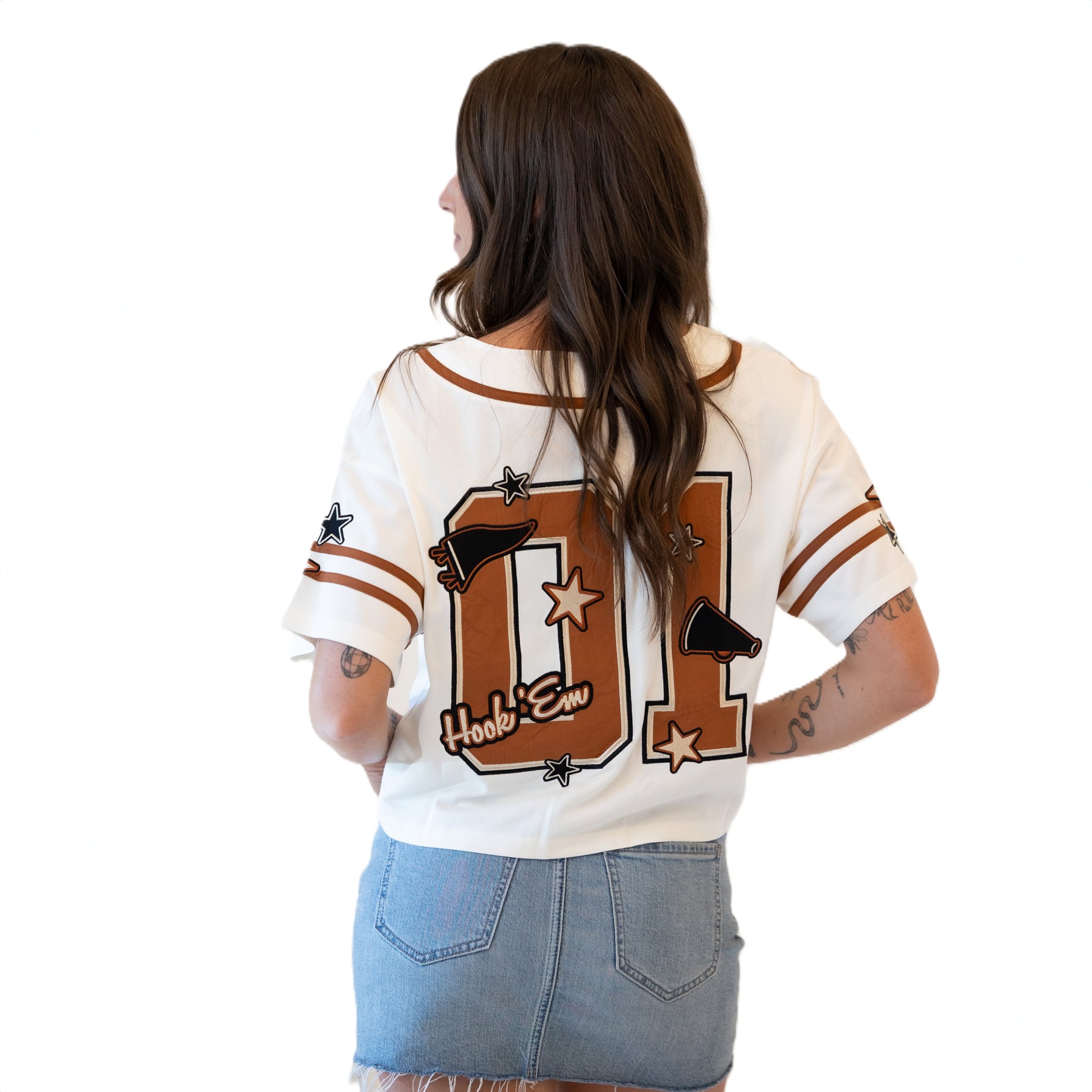 Maillot de baseball court à patch Off White Texas Longhorns pour femmes, idéal les journées match.