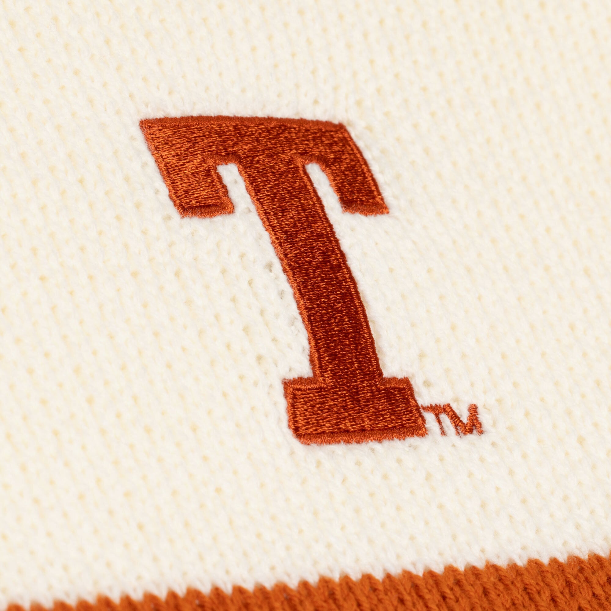 Pull Mitchell & Ness crème Texas Longhorns à col en V pour femme