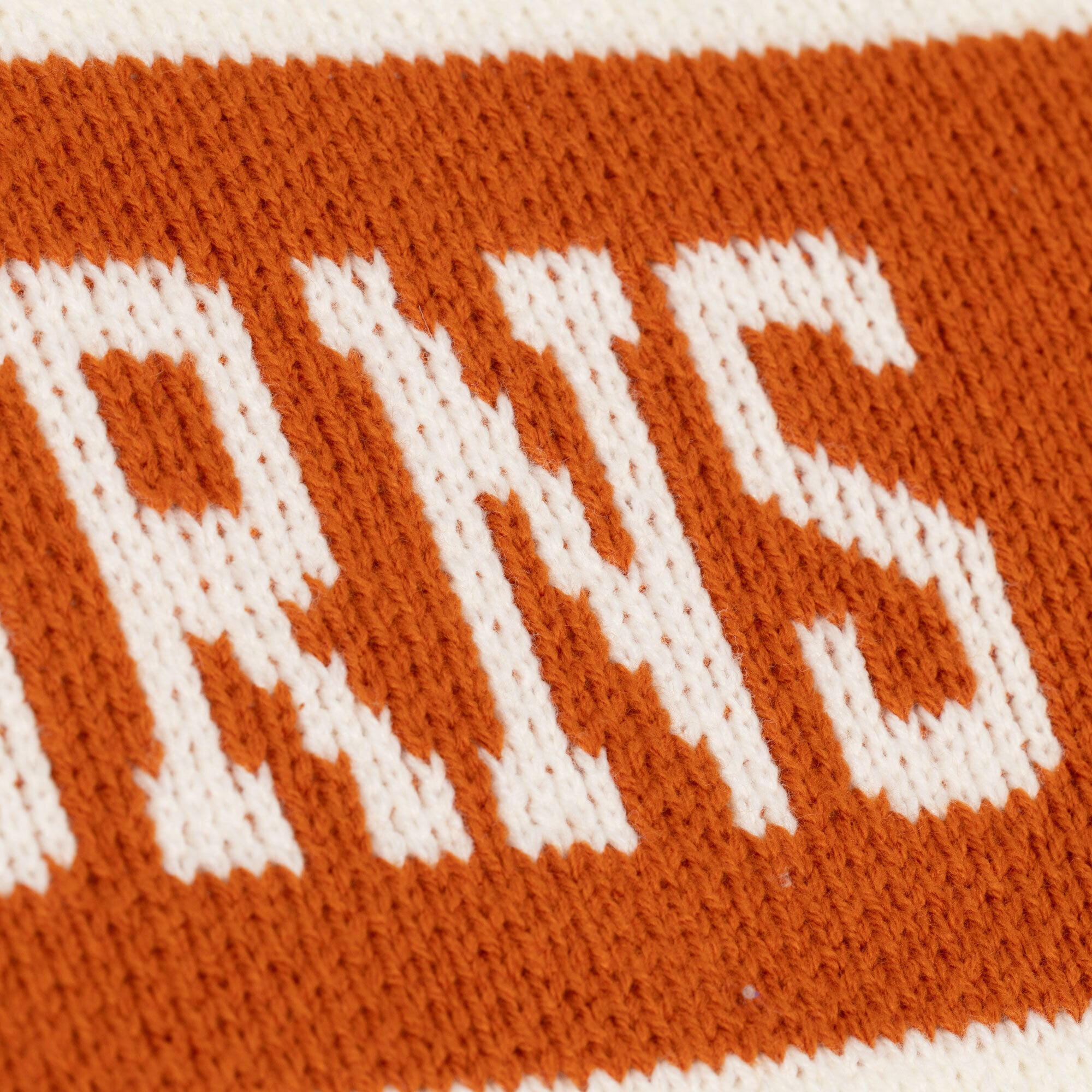 Pull Mitchell & Ness crème Texas Longhorns à col en V pour femme