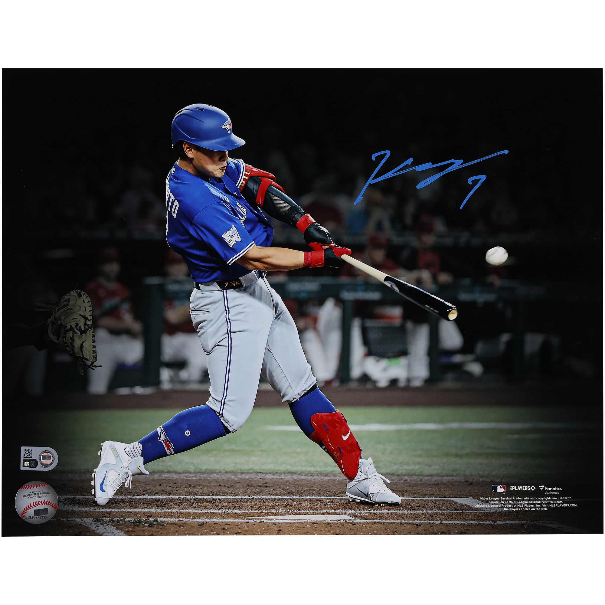 Photo de Kazuma Okamoto, joueur des Blue Jays de Toronto, autographiée (11 x 14 pouces), prise en pleine action