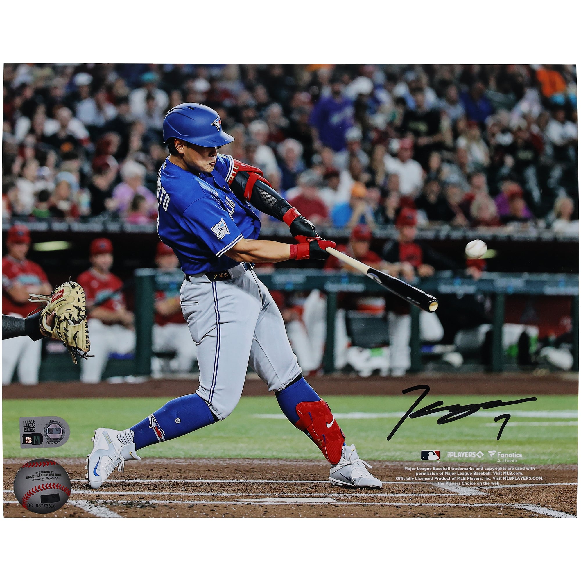 Photo de Kazuma Okamoto, joueur des Blue Jays de Toronto, autographiée au bâton (8 x 10 pouces).