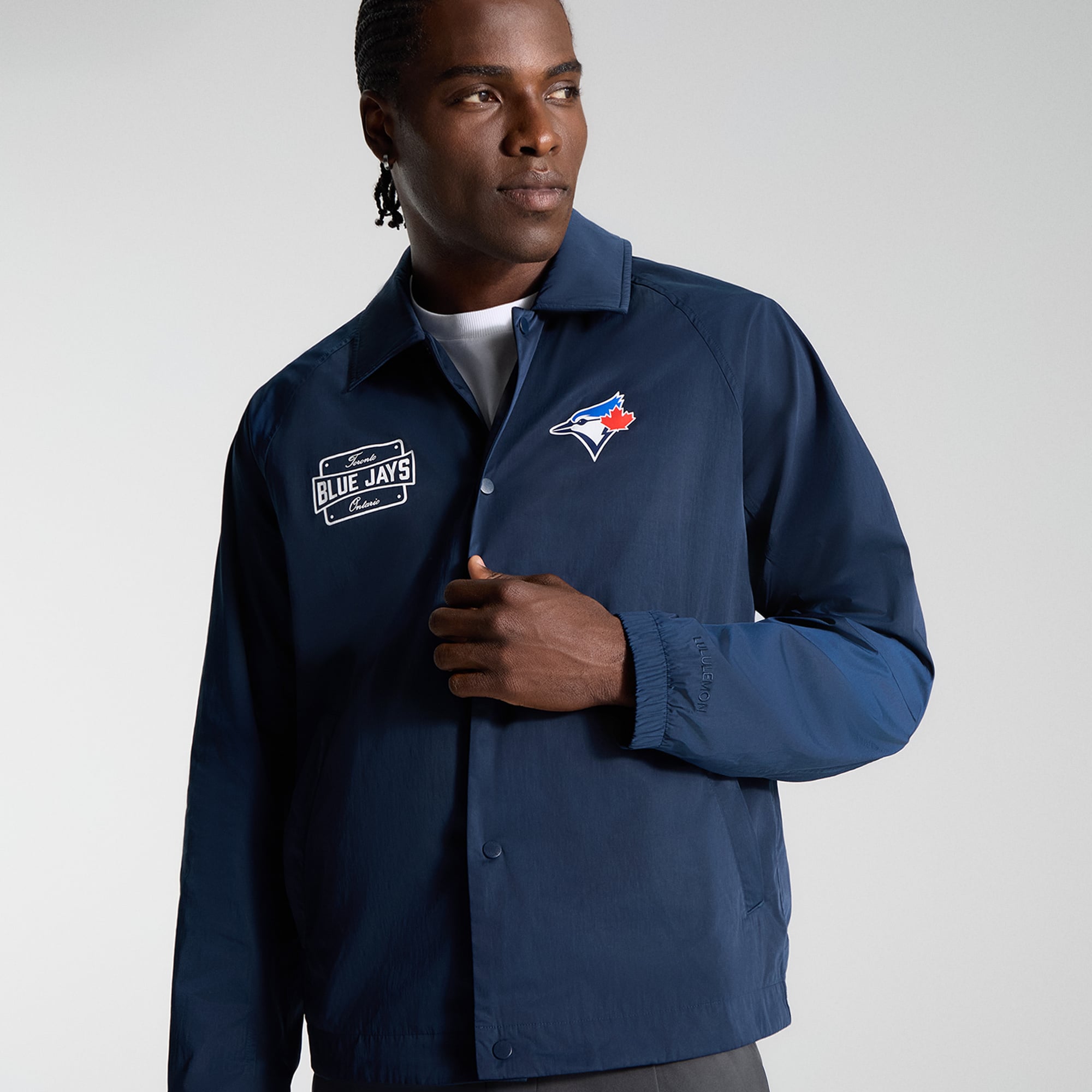 Veste d'entraîneur lululemon True Navy Toronto Blue Jays pour homme, fermeture à boutons-pression.
