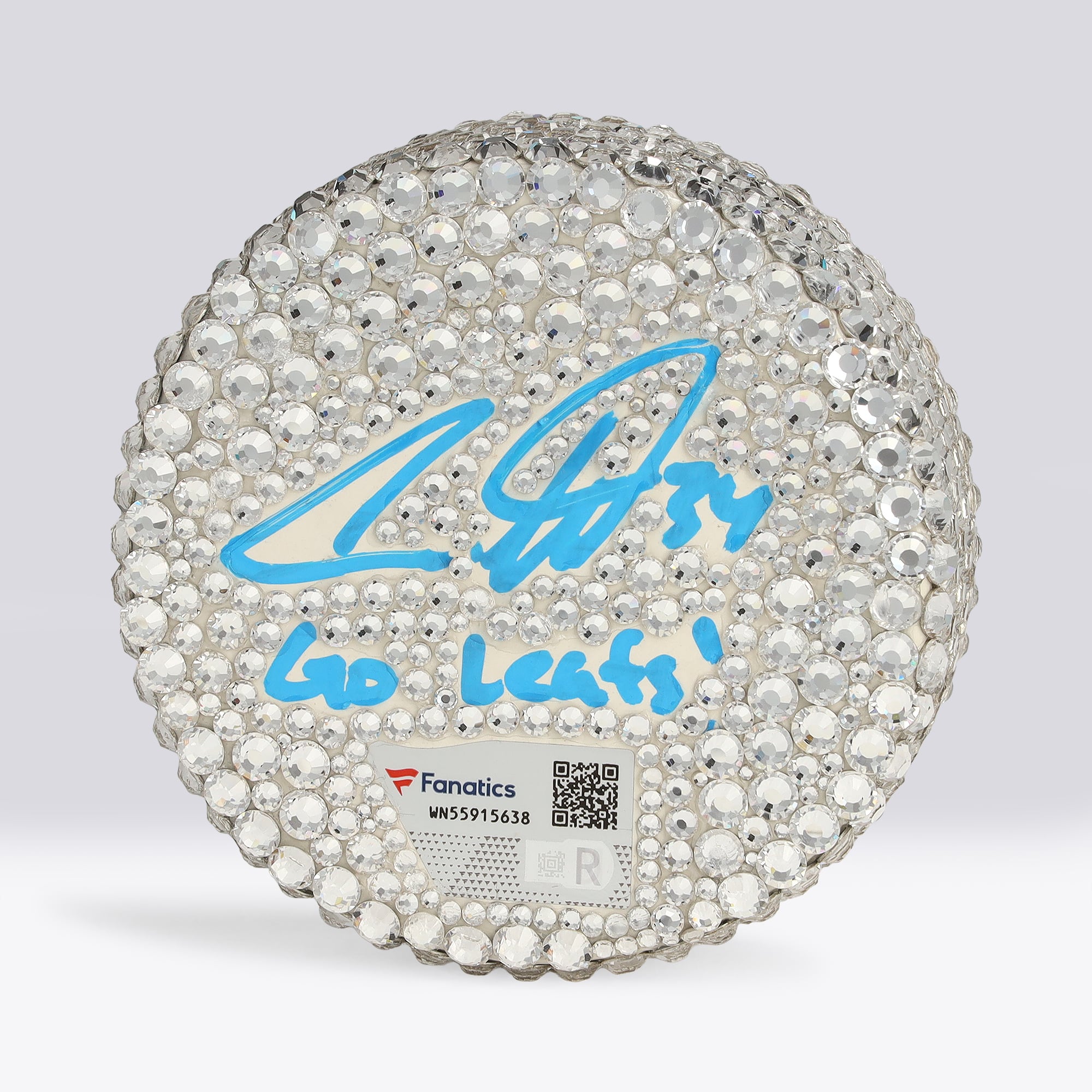 Rondelle de hockey autographiée par Auston Matthews des Maple Leafs de Toronto, ornée d'un cristal Swarovski et portant l'inscription « Allez les Leafs ! » - Illustration par Rock On Sports