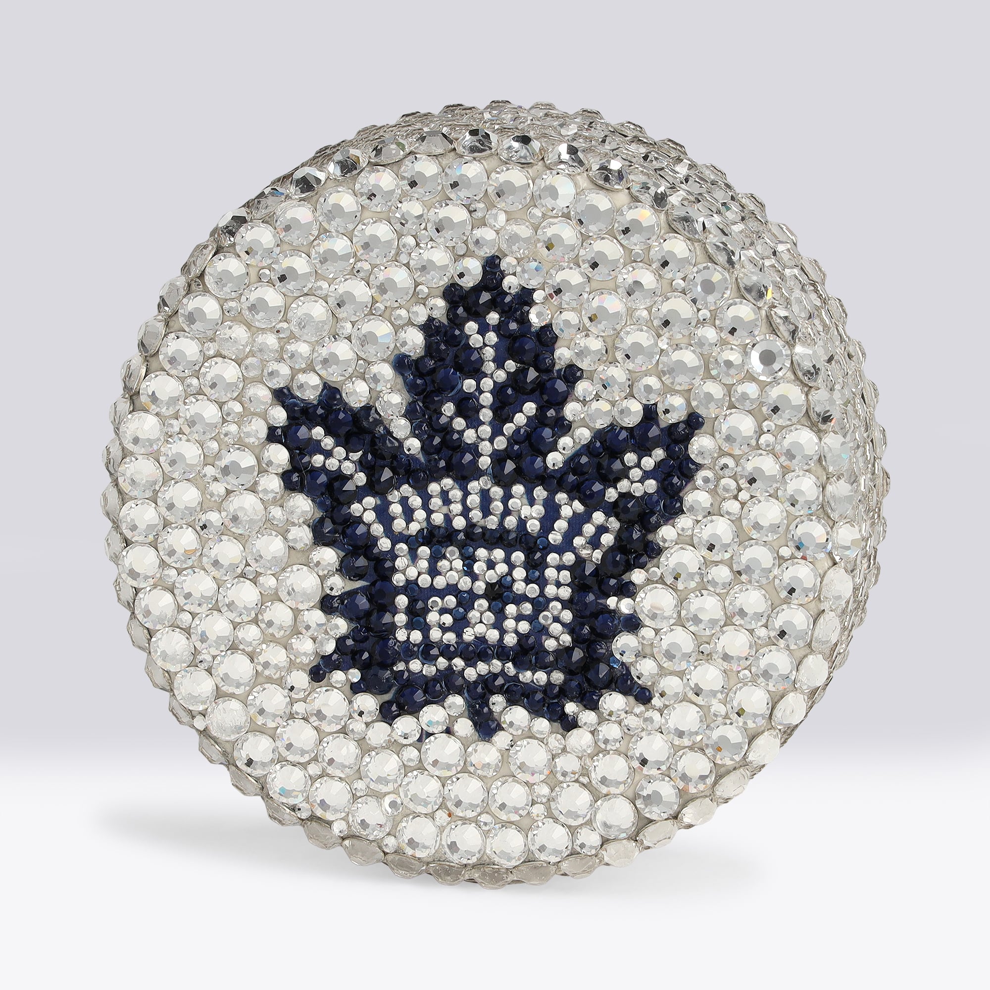 Rondelle de hockey autographiée par Auston Matthews des Maple Leafs de Toronto, ornée d'un cristal Swarovski et portant l'inscription « Allez les Leafs ! » - Illustration par Rock On Sports