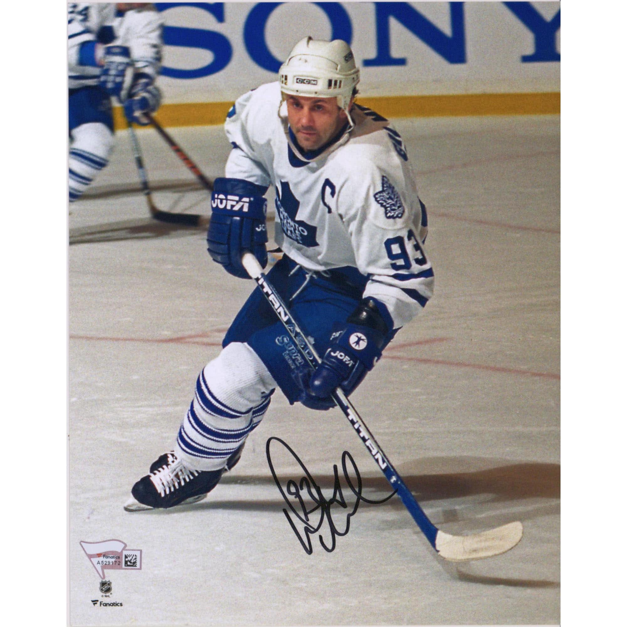 Photographie autographiée de 8" x 10" de Doug Gilmour en maillot blanc des Maple Leafs de Toronto en train de patiner