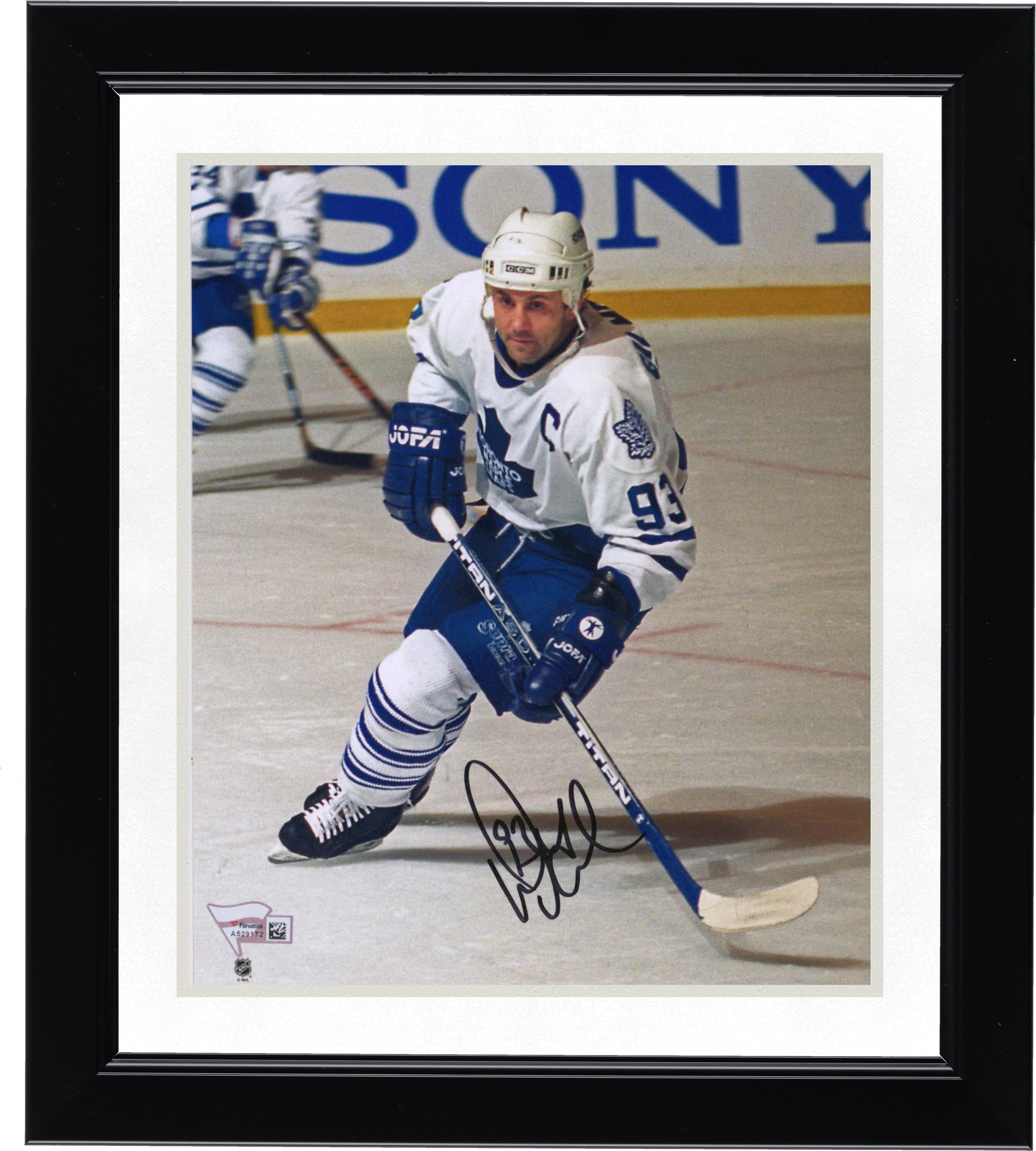 Photographie autographiée de 8" x 10" de Doug Gilmour en maillot blanc des Maple Leafs de Toronto en train de patiner