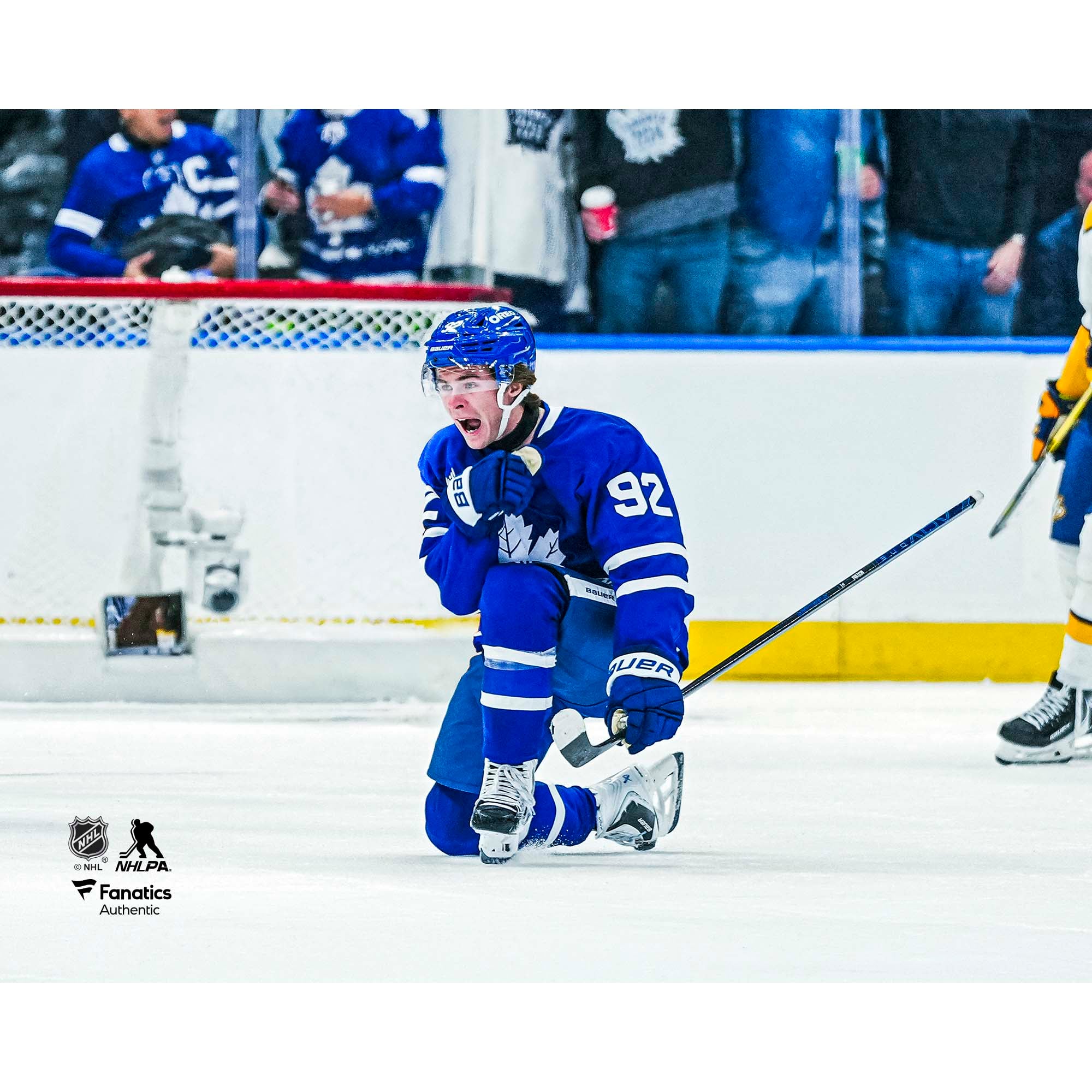 Photo non signée de Gavin McKenna, des Maple Leafs Toronto, célébrant son premier but en LNH