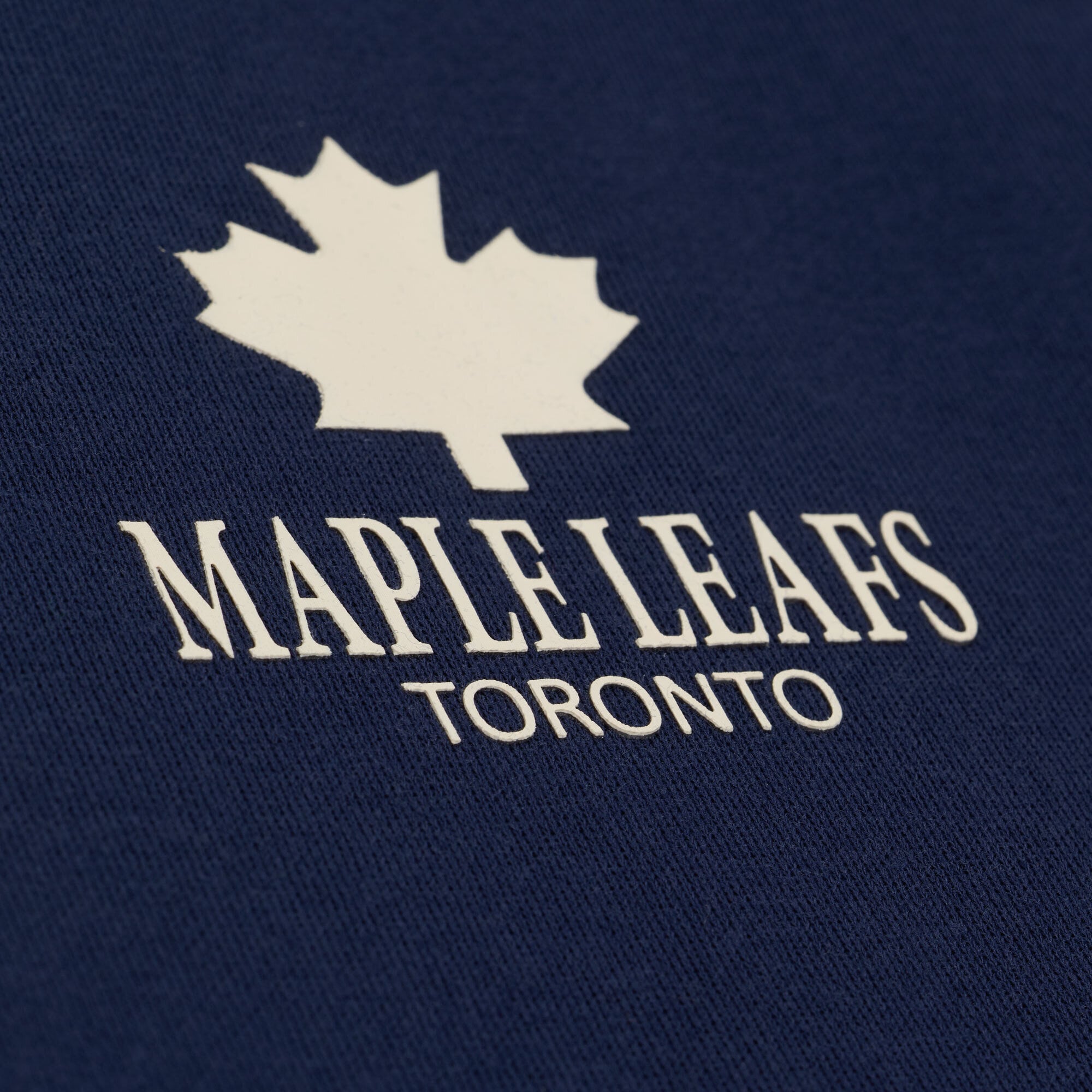 Sweat à capuche Mitchell & Ness Core Essentials bleu marine pour homme, modèle Toronto Maple Leafs.