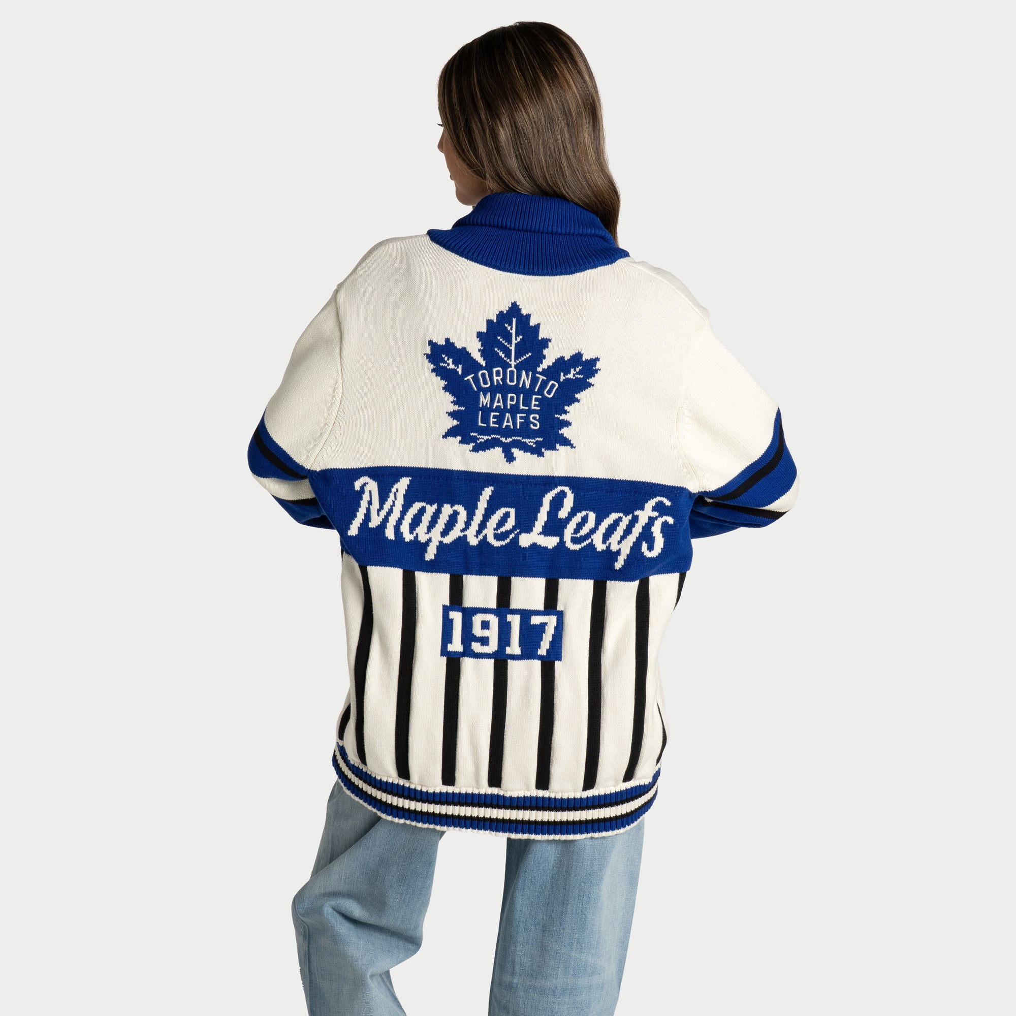 Pull à col roulé jacquard crème The Wild Collective pour femme, motif Toronto Maple Leafs