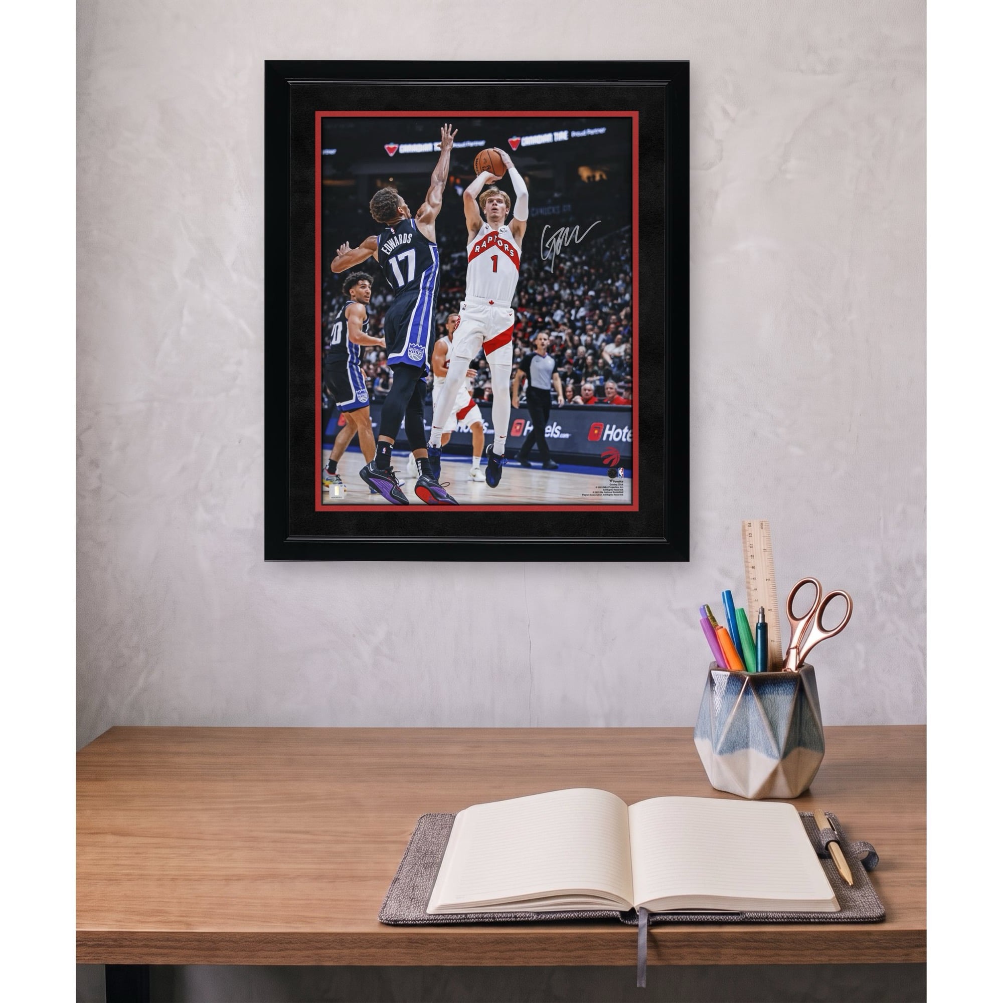 Photo de Gradey Dick (Toronto Raptors) autographiée, 40,6 x 50,8 cm, prise en suspension contre les Kings.