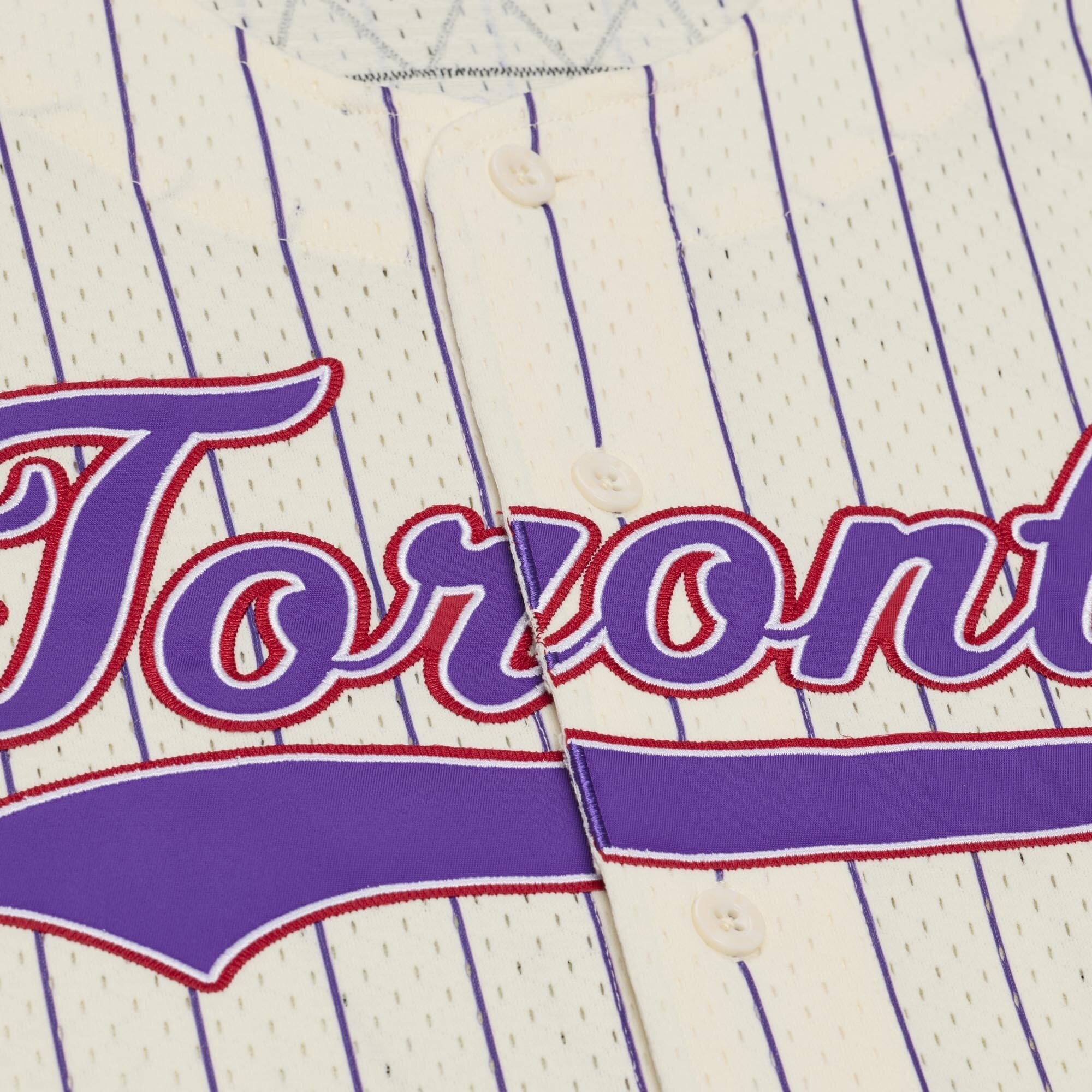 Maillot Mitchell & Ness Vince Carter crème pour homme, modèle Raptors de Toronto, avec boutons sur le devant et maille.
