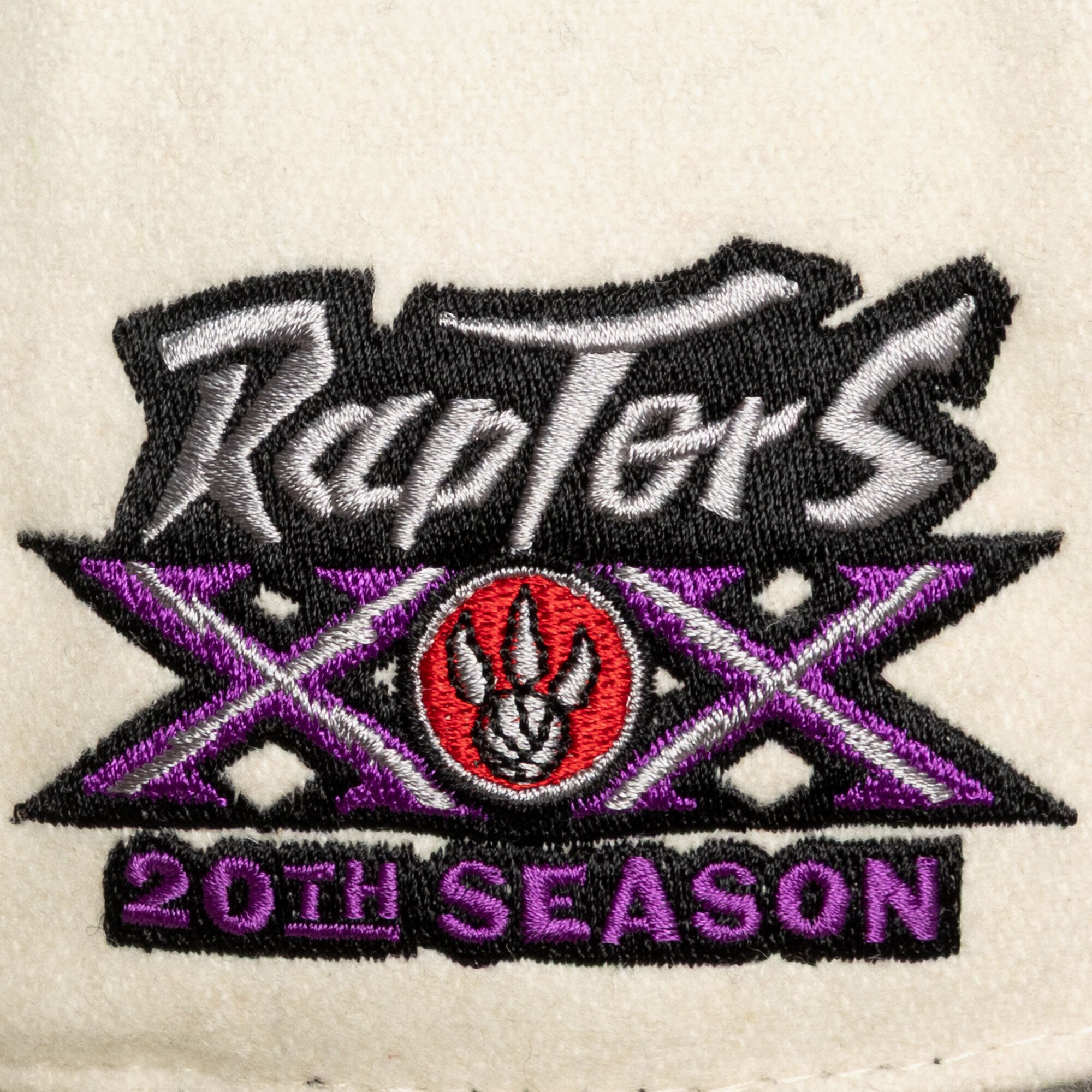 Casquette unisexe Mitchell & Ness crème Toronto Raptors Team Pro ajustable