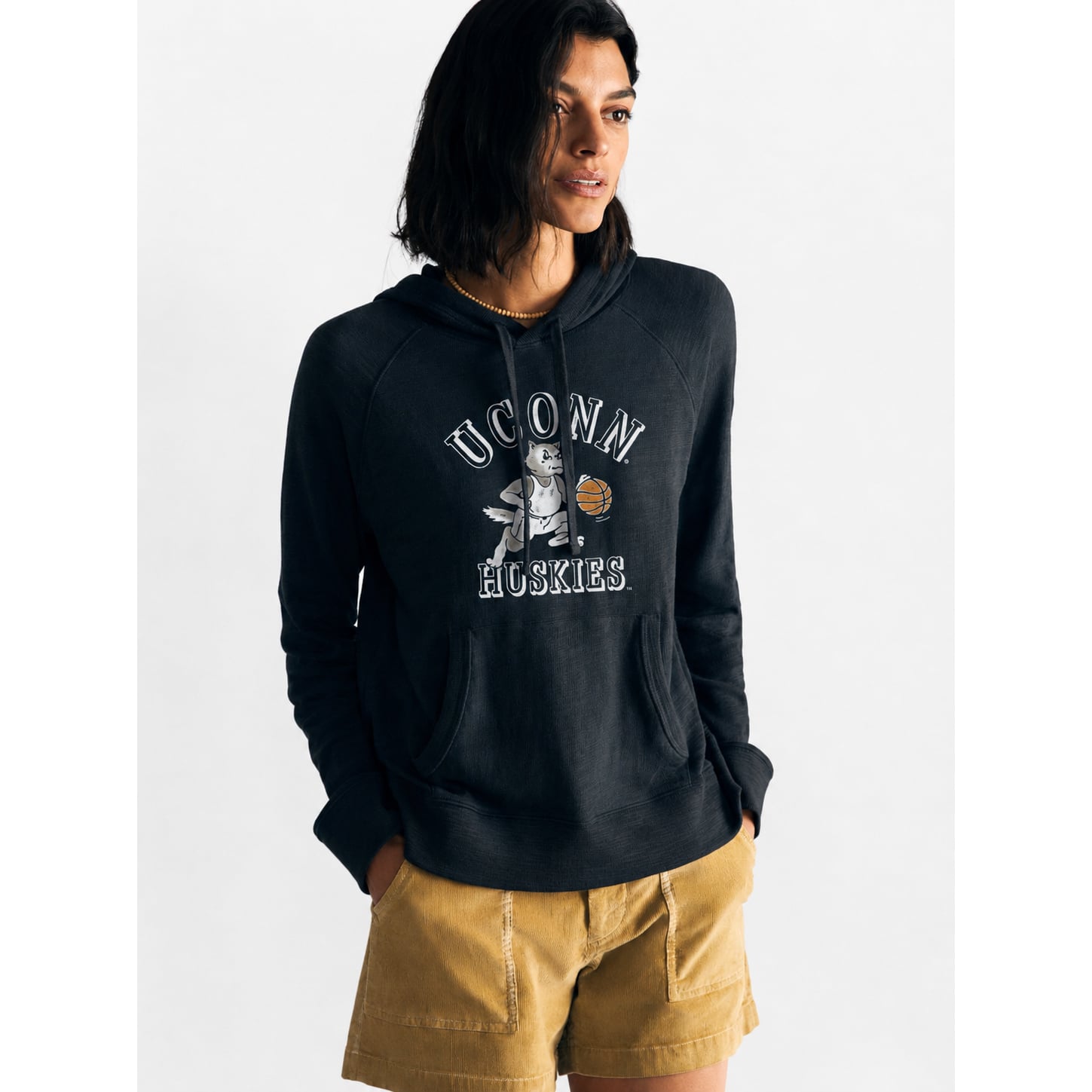 Sweat à capuche FAHERTY bleu marine pour femme, UConn Huskies, en tissu flammé délavé.