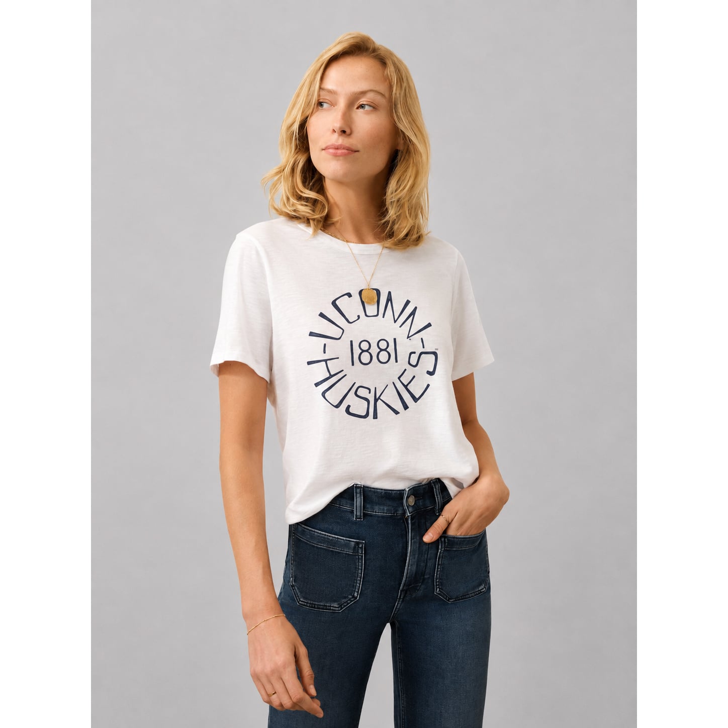 T-shirt essentiel blanc FAHERTY pour femmes, UConn Huskies, délavé au soleil