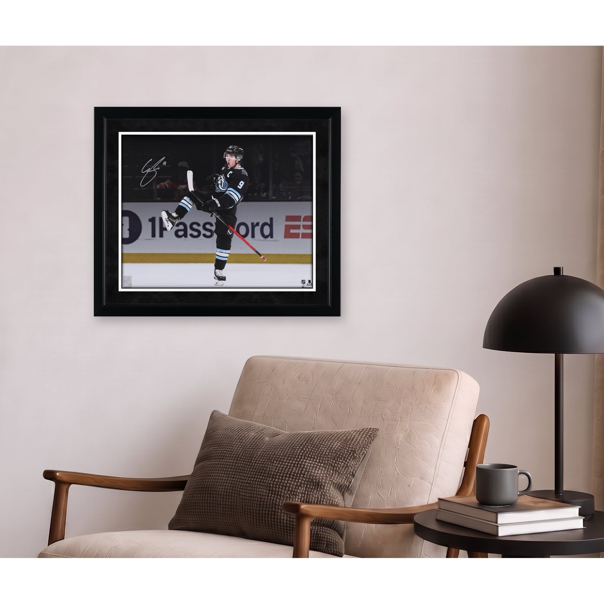 Photo dédicacée de Clayton Keller (Utah Mammoth) en maillot noir (40 x 50 cm) - Célébration Spotlight