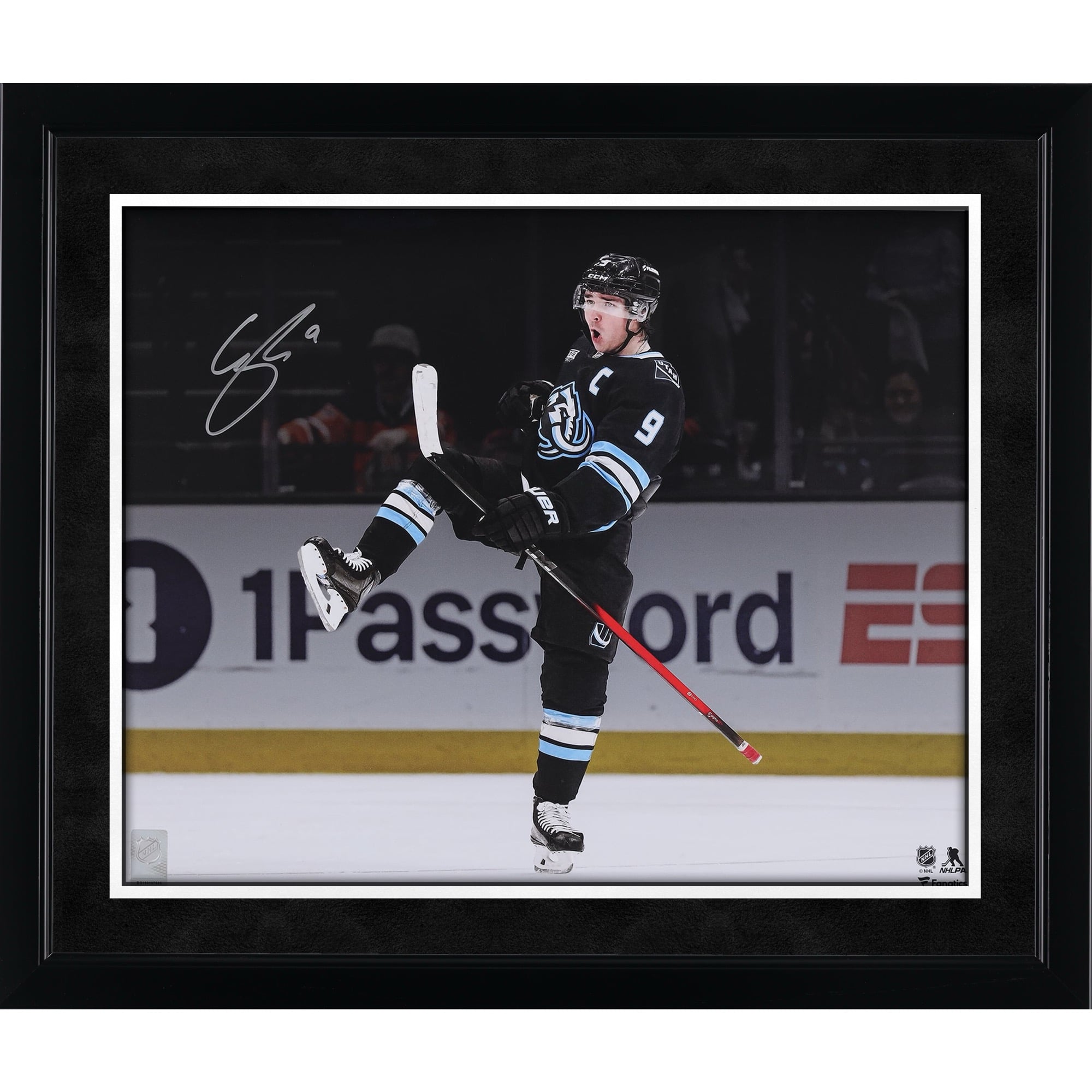 Photo dédicacée de Clayton Keller (Utah Mammoth) en maillot noir (40 x 50 cm) - Célébration Spotlight