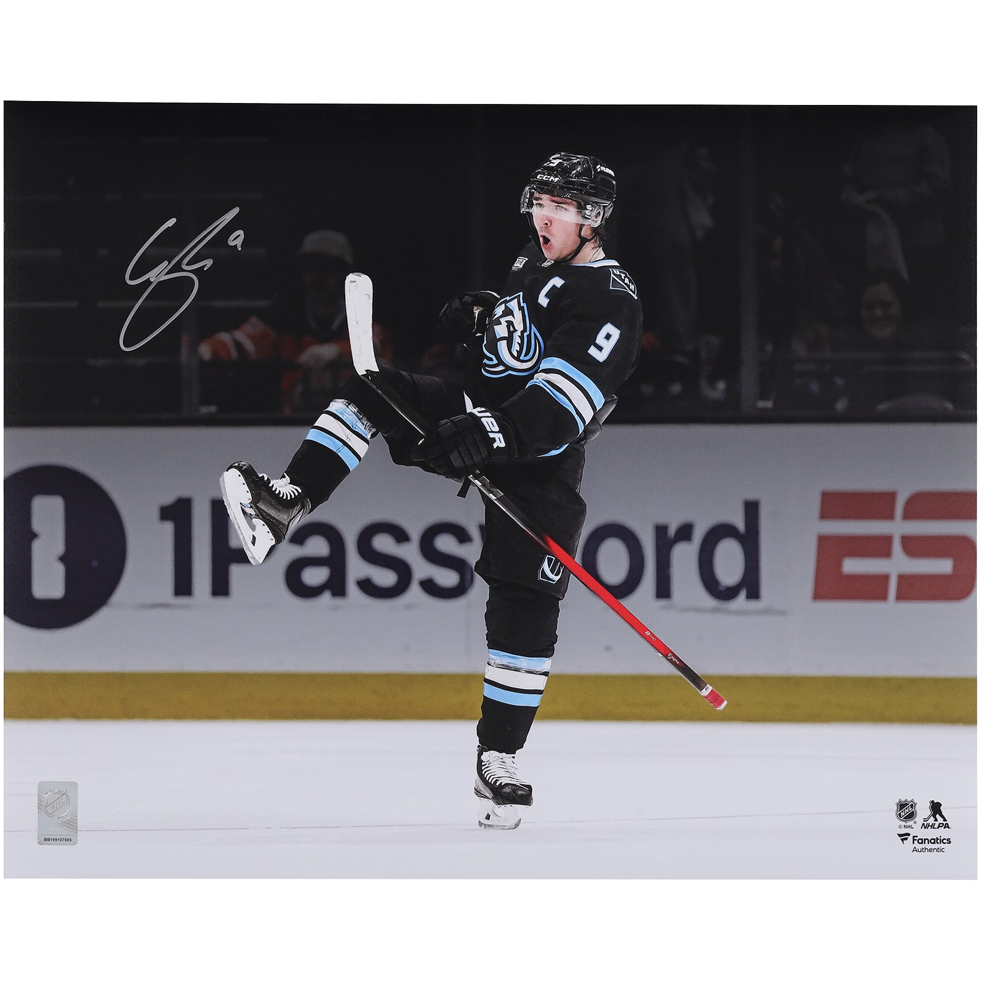 Photo dédicacée de Clayton Keller (Utah Mammoth) en maillot noir (40 x 50 cm) - Célébration Spotlight