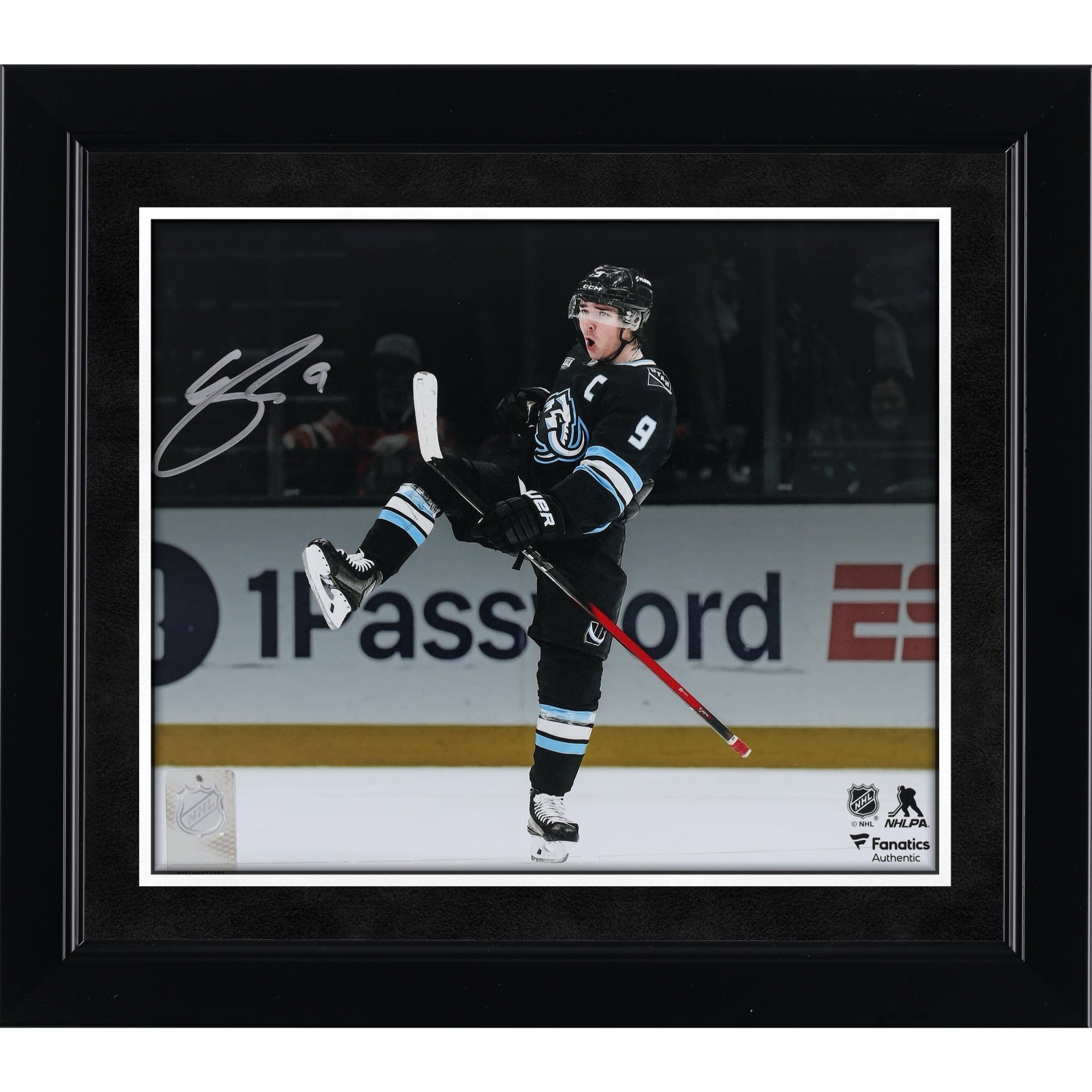 Photo dédicacée de Clayton Keller (Utah Mammoth) - Maillot noir 8" x 10" - Mise en avant