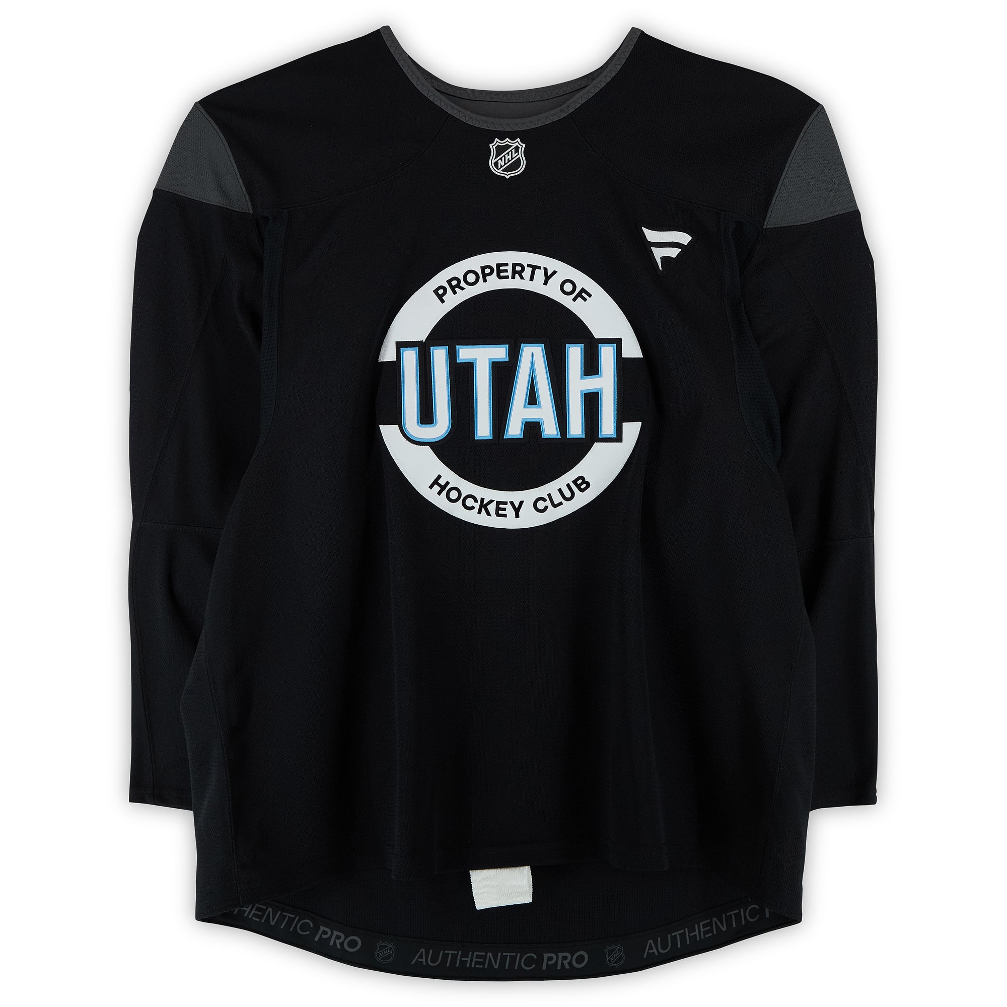 Maillot noir n° 22 porté à l'entraînement par Jack McBain, des Mammoths de l'Utah, lors de la saison 2024-2025 de la LNH.