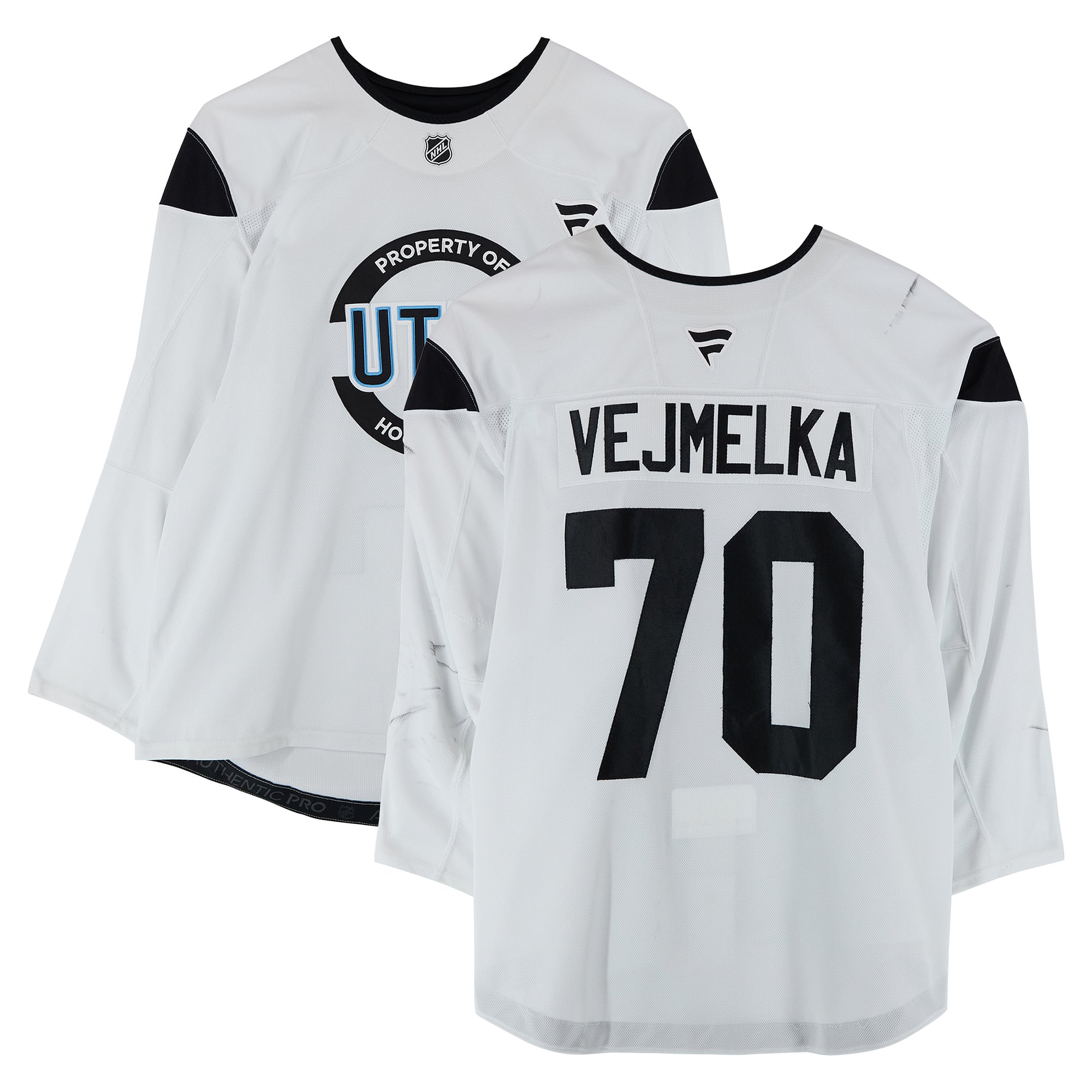 Maillot authentique blanc porté à l'entraînement par Karel Vejmelka, numéro 70, du Utah Hockey Club, saison 2024-2025 de la LNH.