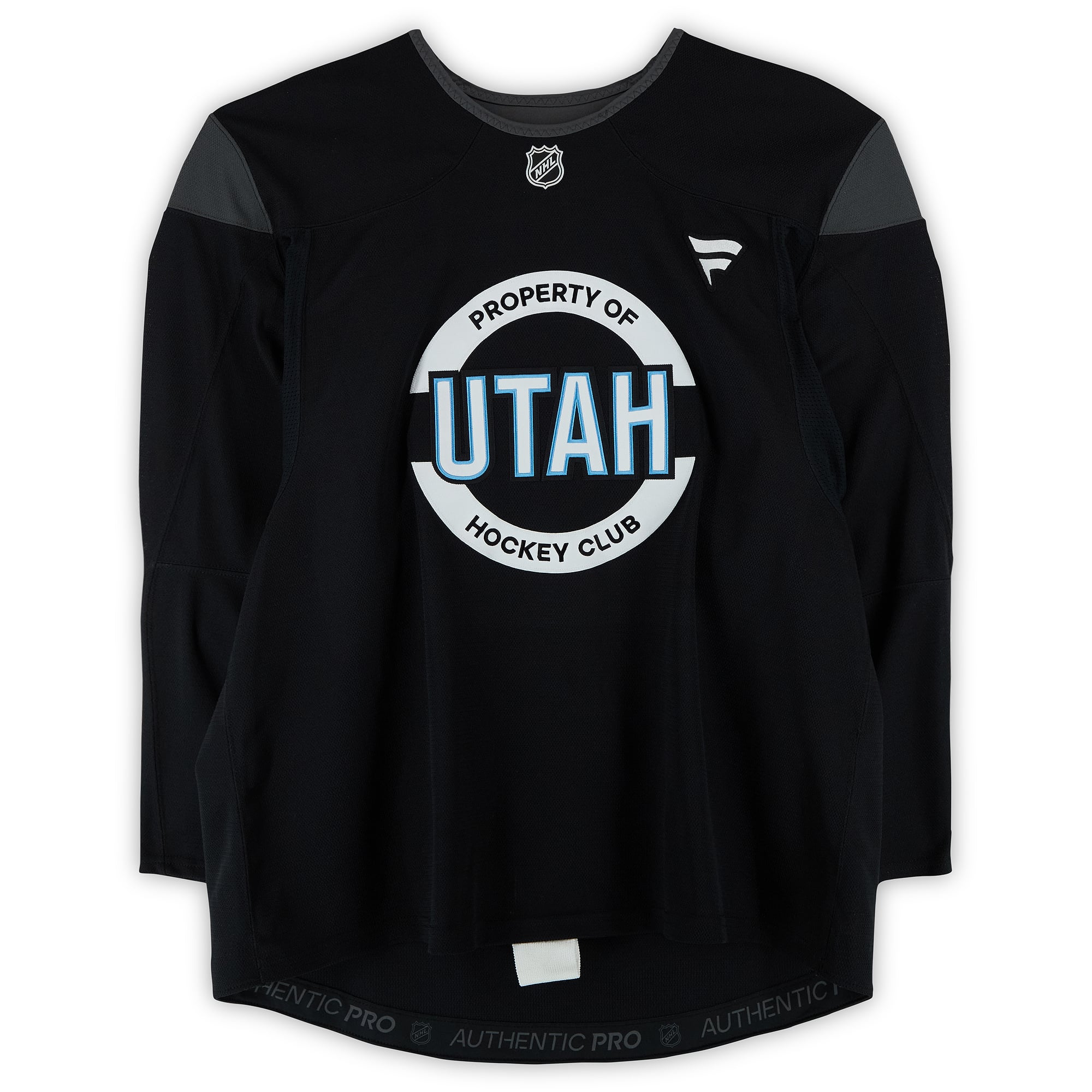 Maillot noir n° 92 porté à l'entraînement par Logan Cooley, des Utah Mammoths, lors de la saison 2024-2025 de la LNH.