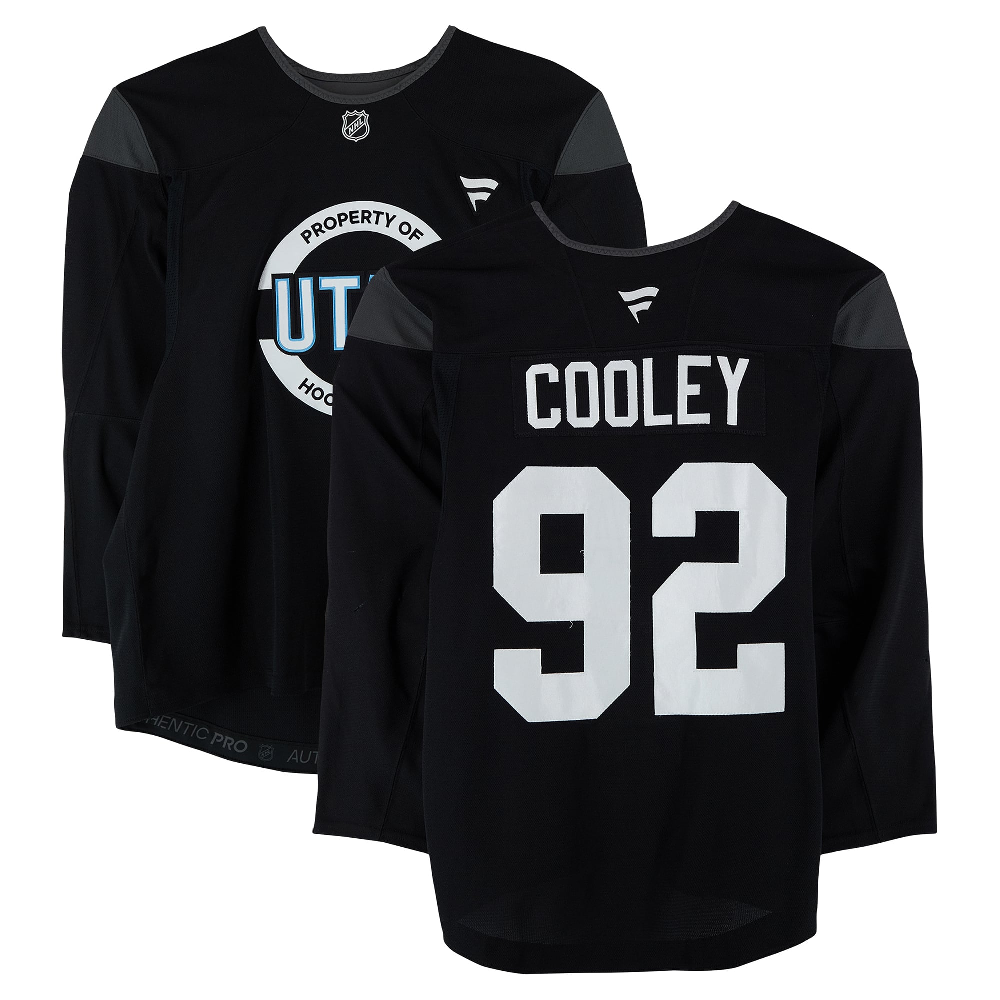 Maillot noir n° 92 porté à l'entraînement par Logan Cooley, des Utah Mammoths, lors de la saison 2024-2025 de la LNH.