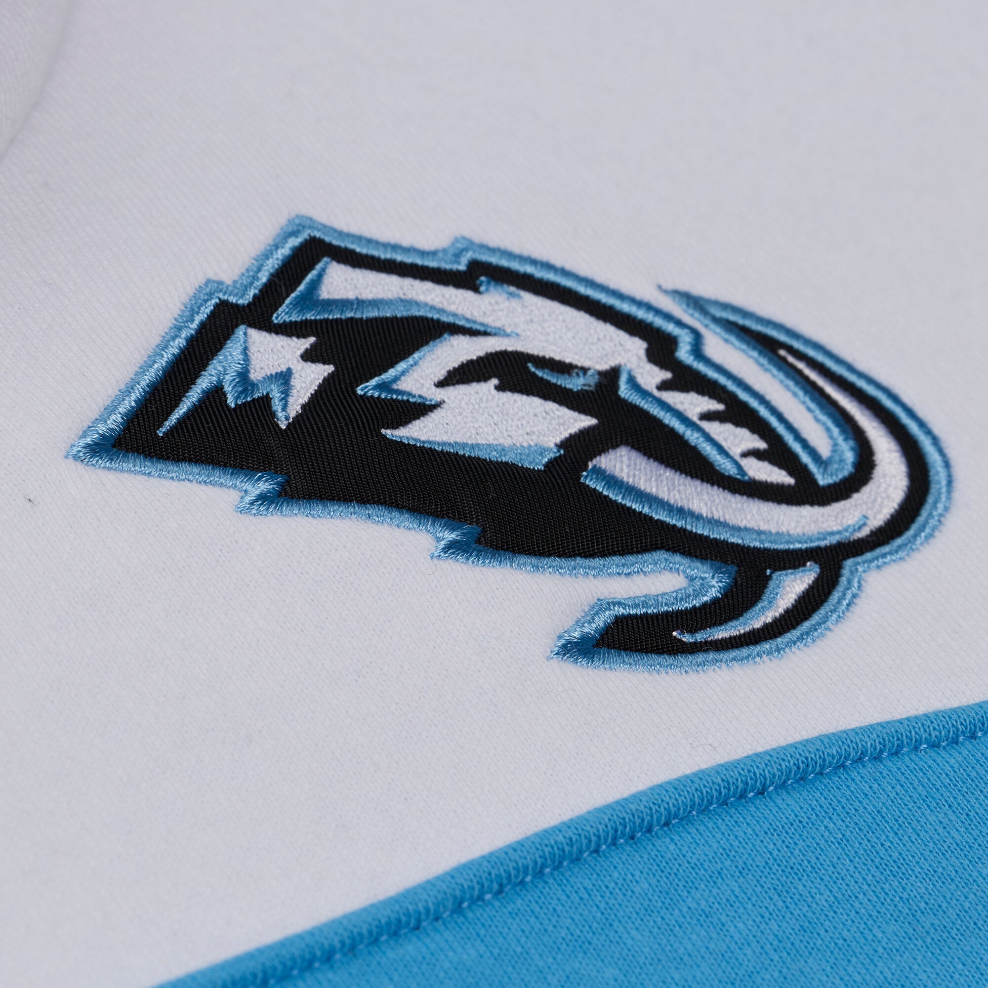 Sweat à capuche Mitchell & Ness blanc/noir pour femme, modèle Utah Mammoth Head Coach