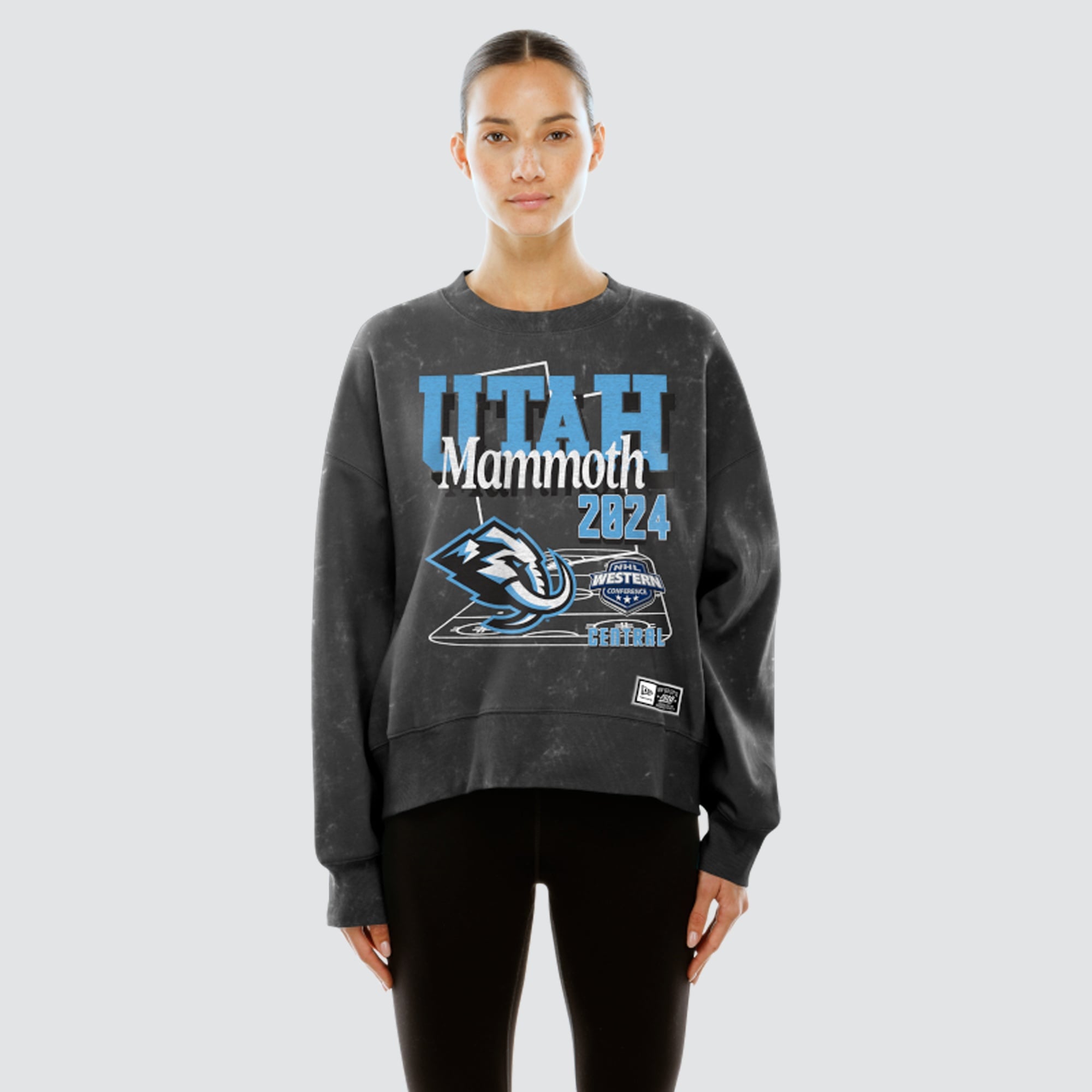 Sweat-shirt à col rond New Era noir Utah Mammoth Throwback en molleton délavé minéral pour femme