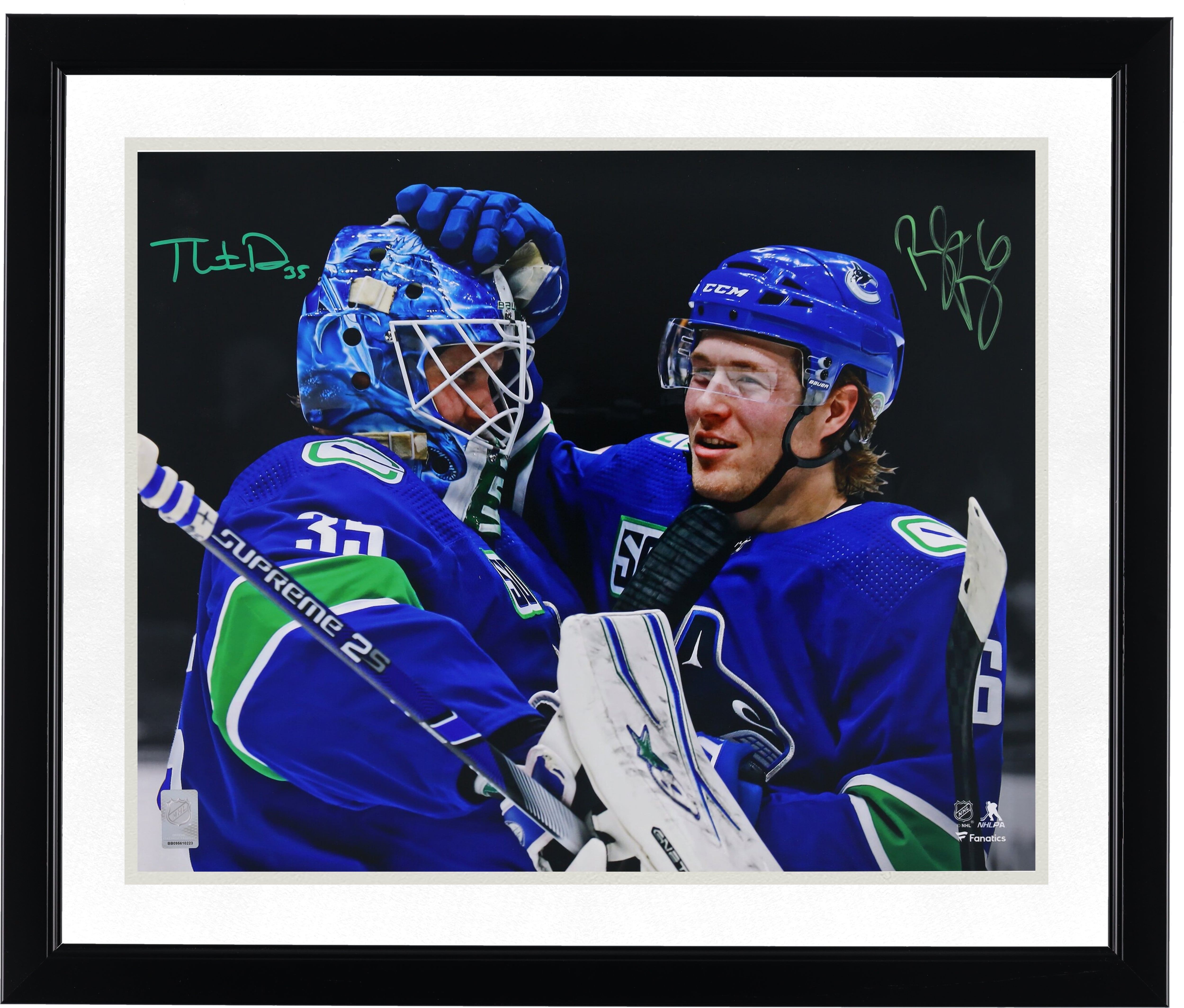 Photo Spotlight 16" x 20" signée par Brock Boeser et Thatcher Demko, joueurs des Canucks de Vancouver