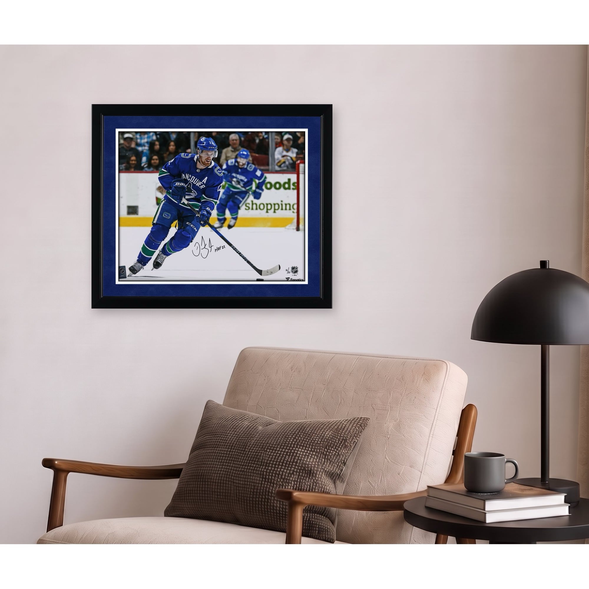 Photo de patinage autographiée de Daniel Sedin (Canucks de Vancouver), 40,6 x 50,8 cm, en maillot bleu, avec inscription « HOF 22 » - Édition limitée à 22 exemplaires