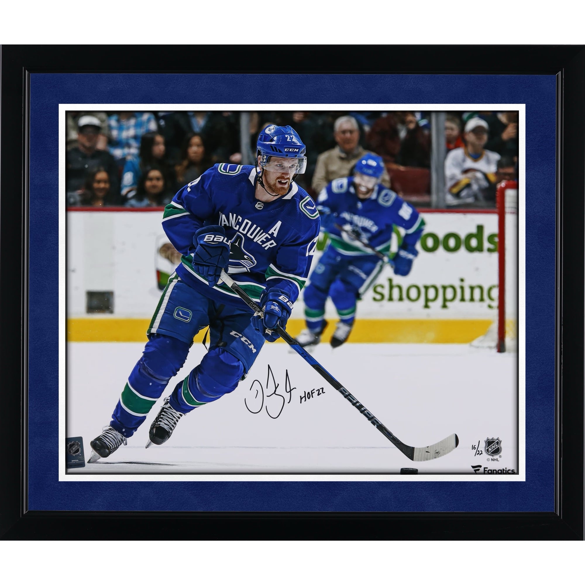 Photo de patinage autographiée de Daniel Sedin (Canucks de Vancouver), 40,6 x 50,8 cm, en maillot bleu, avec inscription « HOF 22 » - Édition limitée à 22 exemplaires