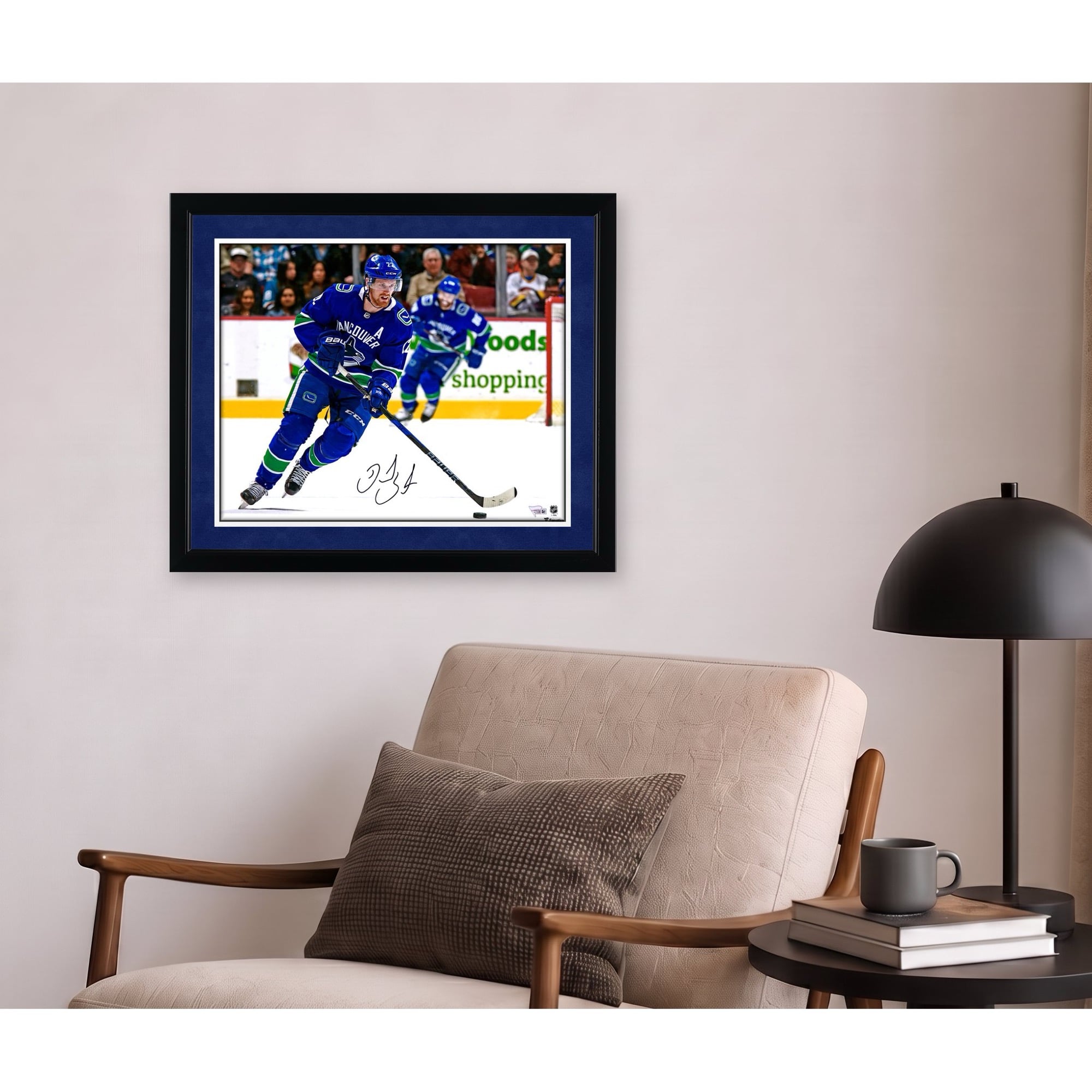 Photo de patinage autographiée de Daniel Sedin, joueur des Canucks de Vancouver, en maillot bleu (16 po x 20 po).