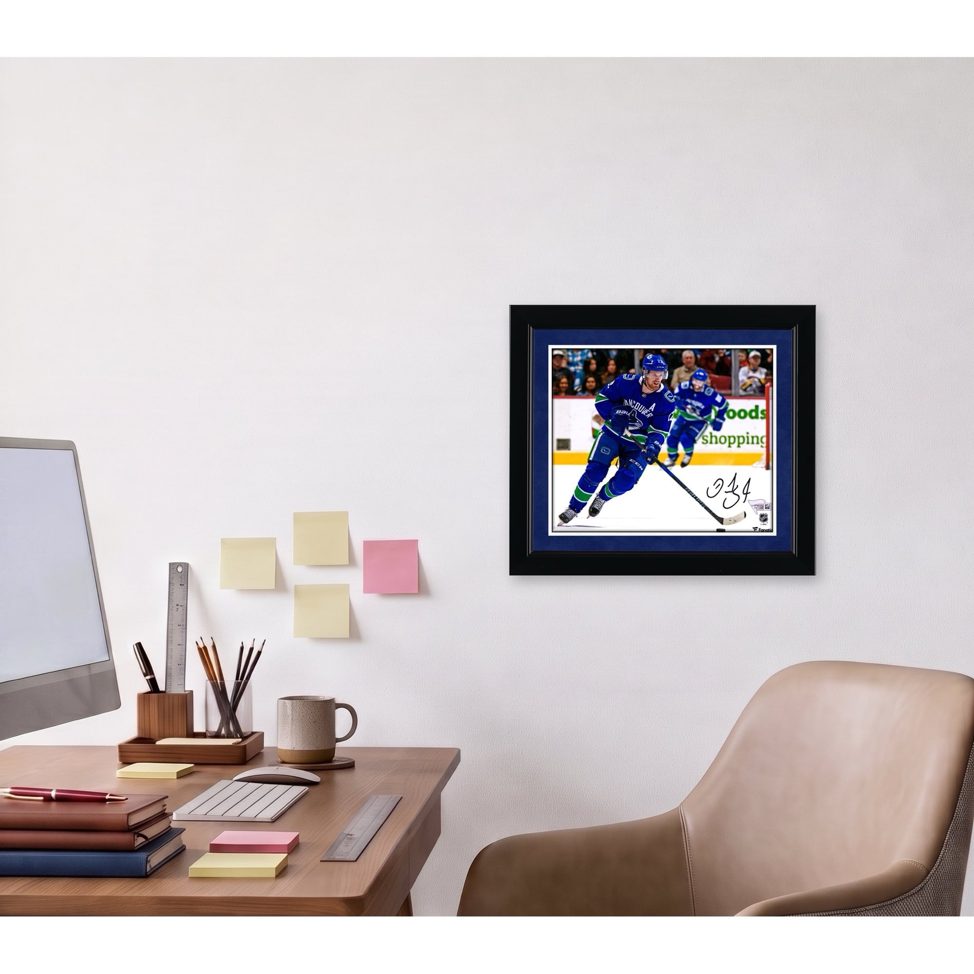 Photo de patinage autographiée de Daniel Sedin, joueur des Canucks de Vancouver, en maillot bleu (8 po x 10 po).