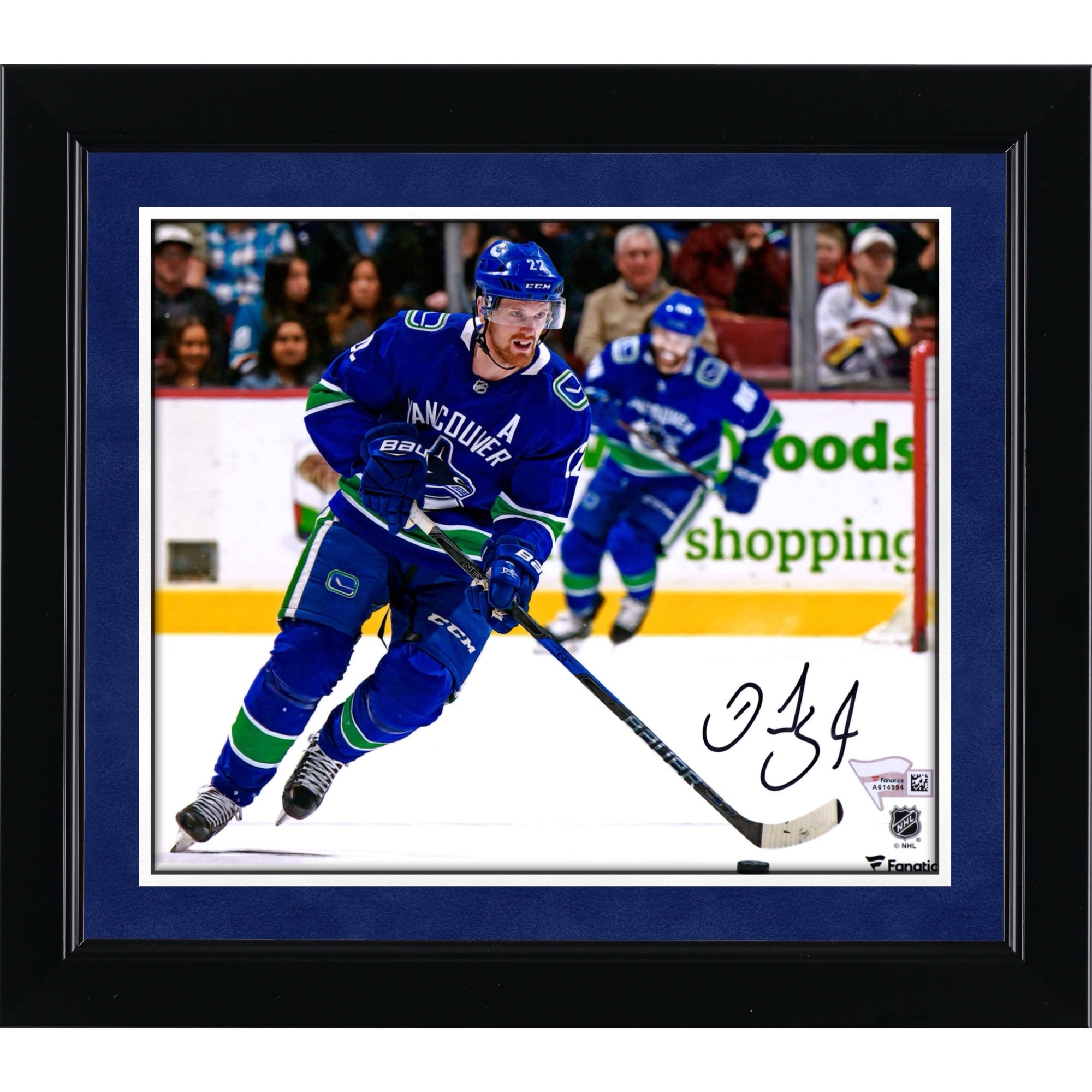 Photo de patinage autographiée de Daniel Sedin, joueur des Canucks de Vancouver, en maillot bleu (8 po x 10 po).
