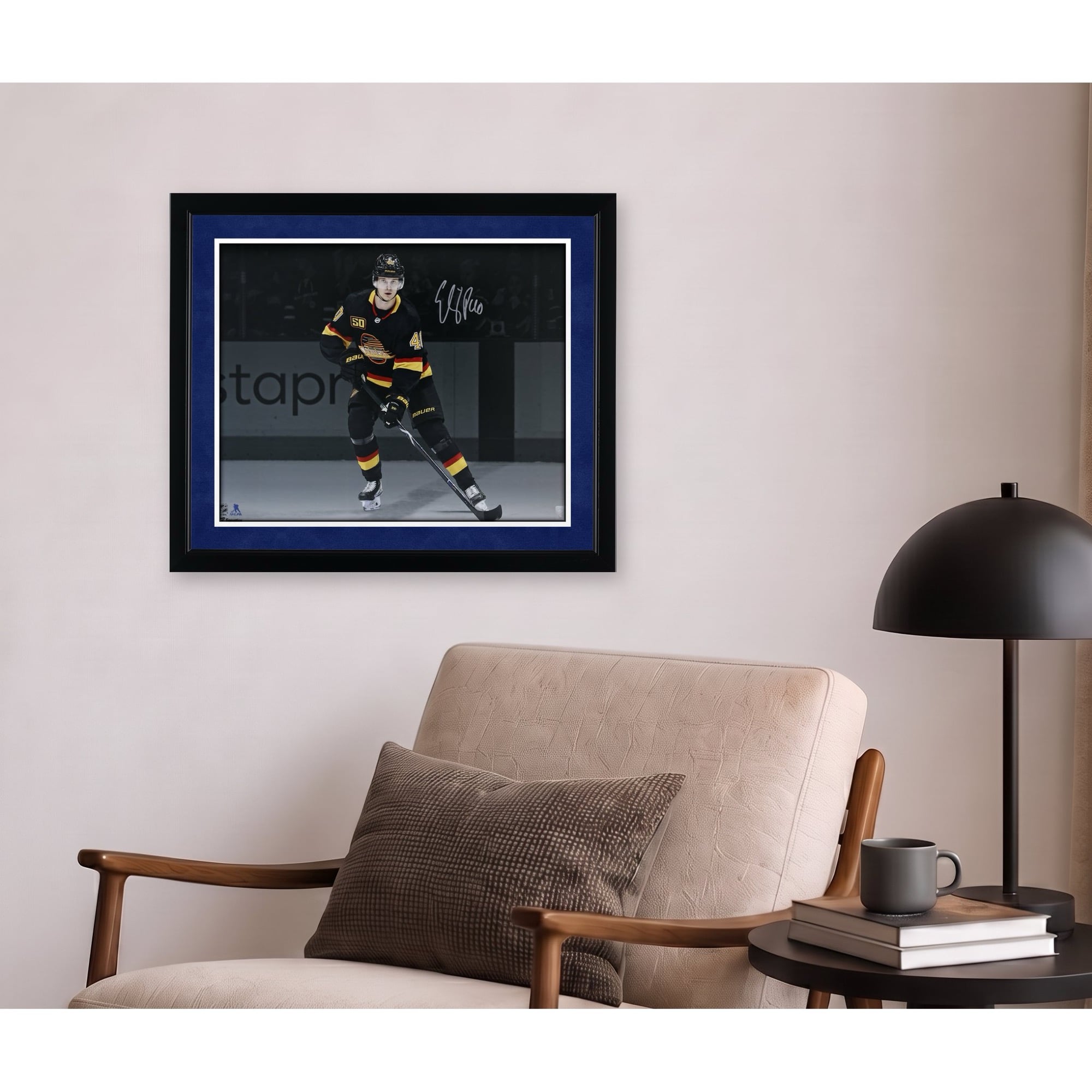 Photo de maillot noir autographiée d'Elias Pettersson, joueur des Canucks de Vancouver (16 po x 20 po)