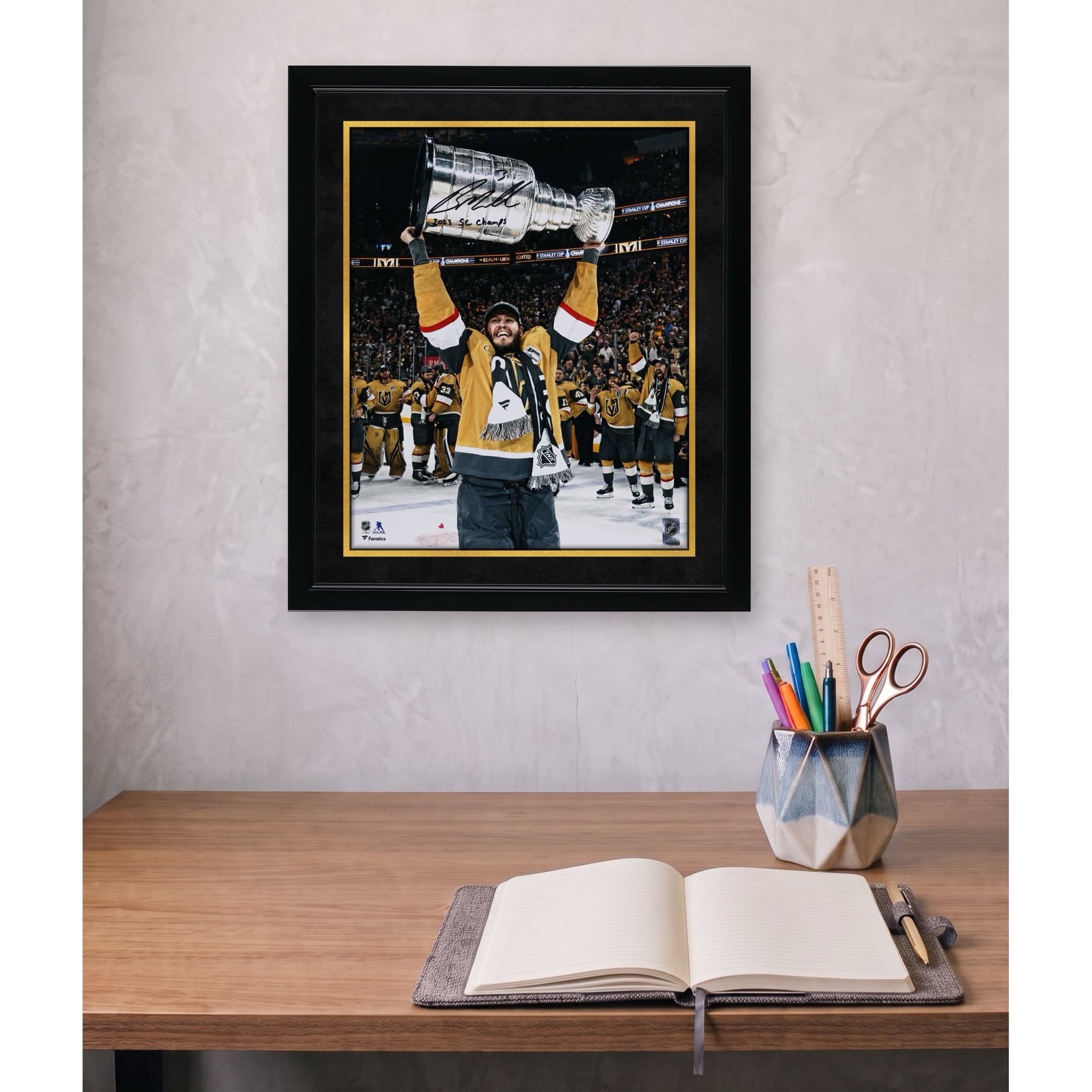 Photo autographiée de Brayden McNabb, des Golden Knights de Vegas, champions de la Coupe Stanley 2023. Format : 40,6 cm x 50,8 cm (16 po x 20 po). Inscription : « Champions de la Coupe Stanley 2023 ».