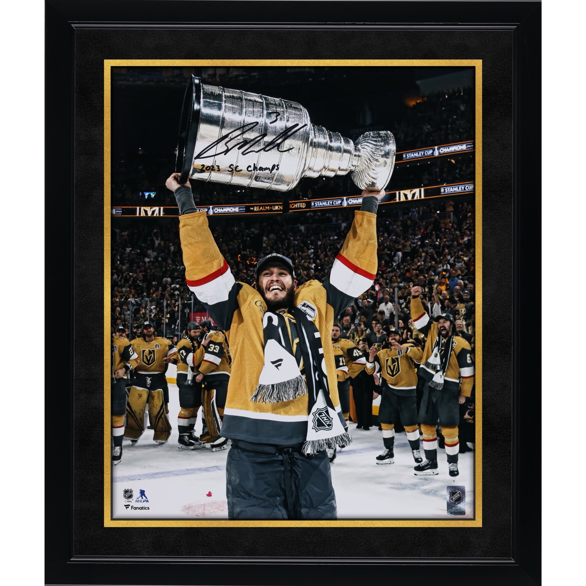 Photo autographiée de Brayden McNabb, des Golden Knights de Vegas, champions de la Coupe Stanley 2023. Format : 40,6 cm x 50,8 cm (16 po x 20 po). Inscription : « Champions de la Coupe Stanley 2023 ».