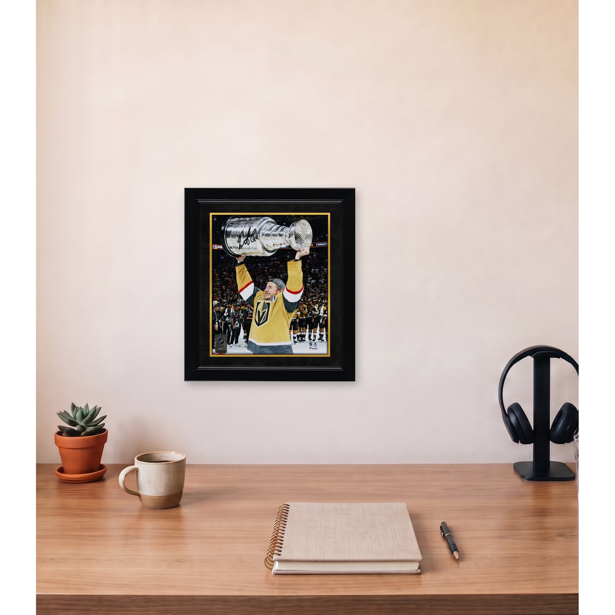 Photographie autographiée de 8" x 10" des champions de la Coupe Stanley 2023 par Ivan Barbashev des Golden Knights de Vegas