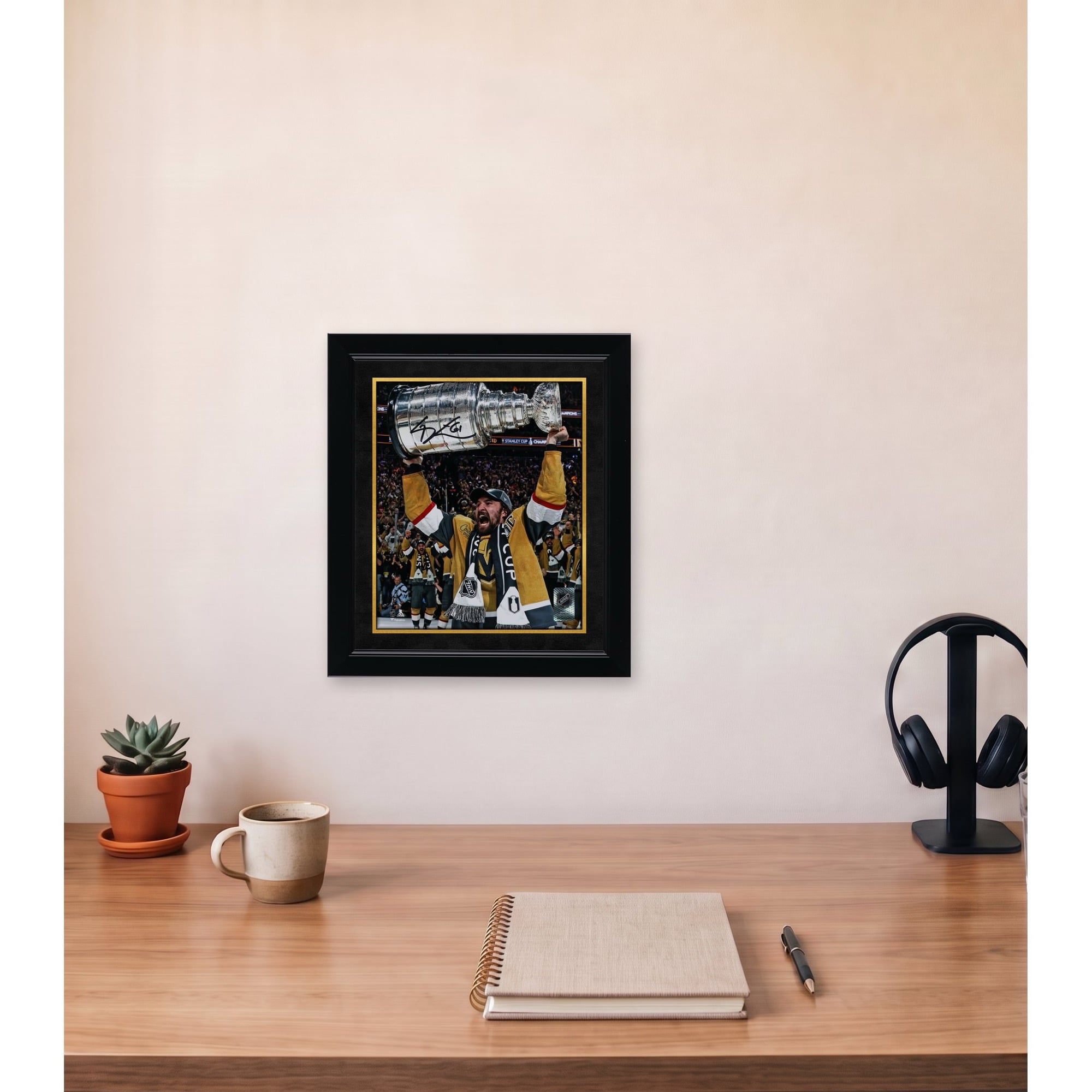 Photographie autographiée de 8" x 10" de Mark Stone, champion de la Coupe Stanley 2023, lors de la levée de la Coupe