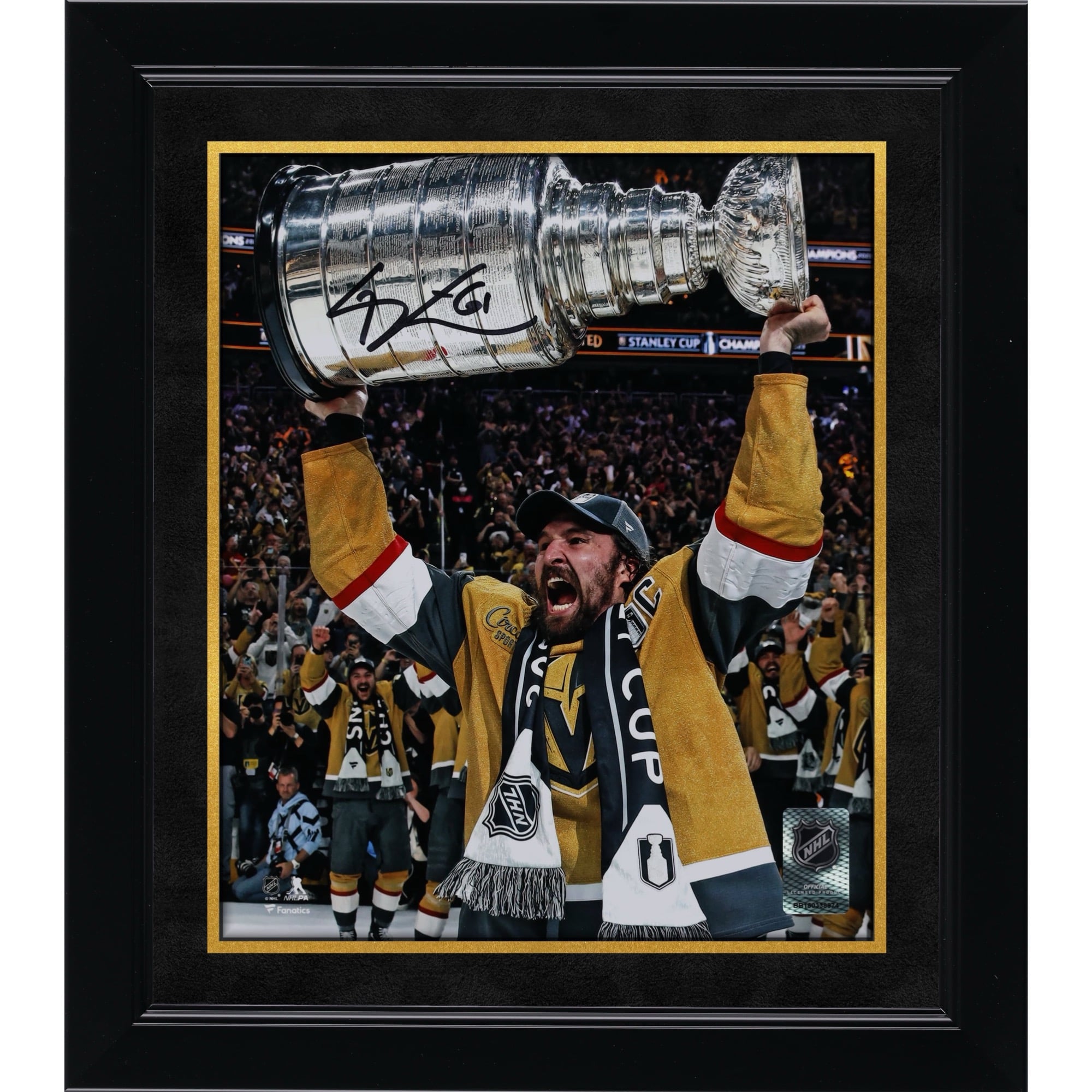 Photographie autographiée de 8" x 10" de Mark Stone, champion de la Coupe Stanley 2023, lors de la levée de la Coupe