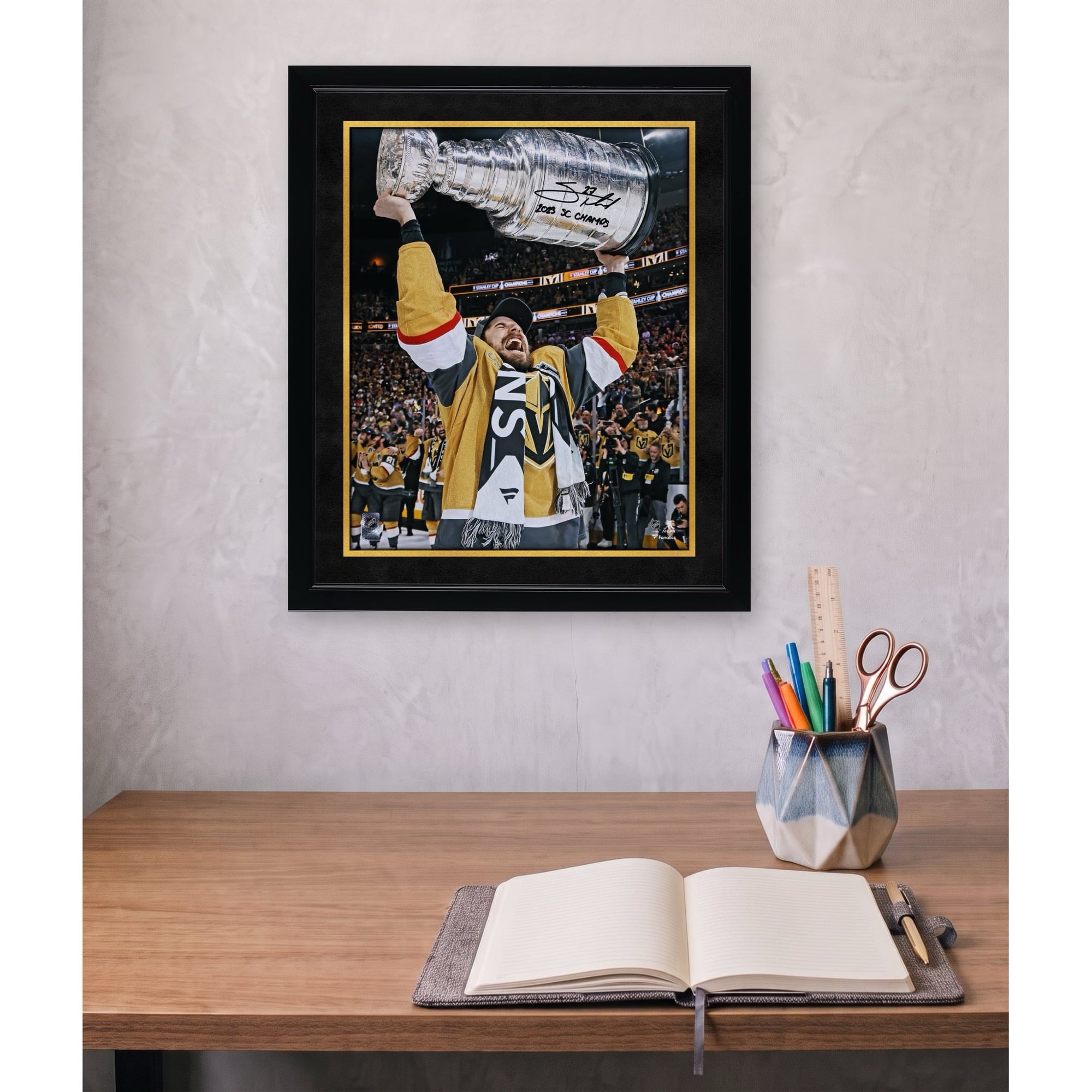 Photo autographiée de Shea Theodore, des Golden Knights de Vegas, champions de la Coupe Stanley 2023, 40,6 x 50,8 cm (16 x 20 pouces), le montrant brandissant la coupe, avec inscription « Champions de la Coupe Stanley 2023 ».