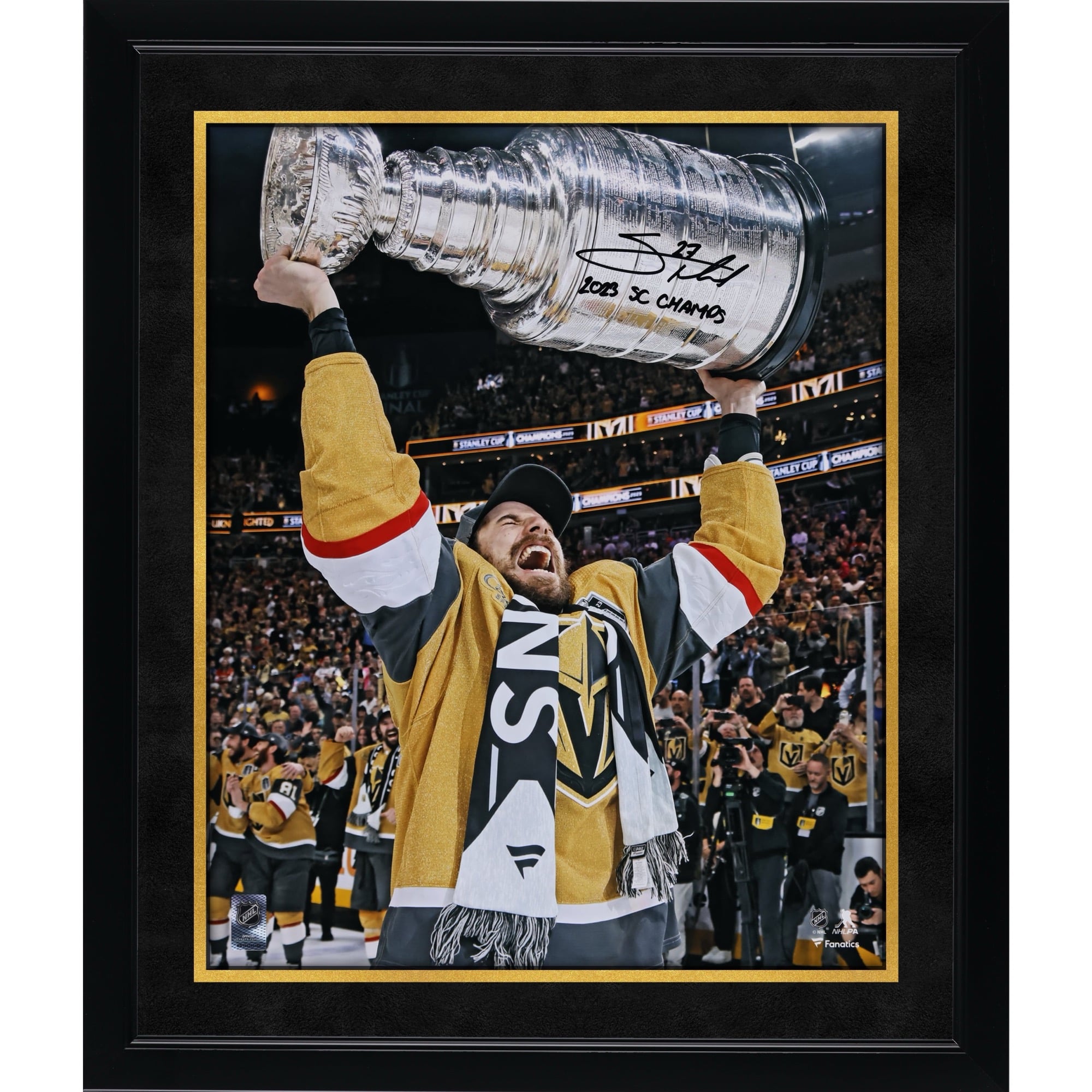 Photo autographiée de Shea Theodore, des Golden Knights de Vegas, champions de la Coupe Stanley 2023, 40,6 x 50,8 cm (16 x 20 pouces), le montrant brandissant la coupe, avec inscription « Champions de la Coupe Stanley 2023 ».