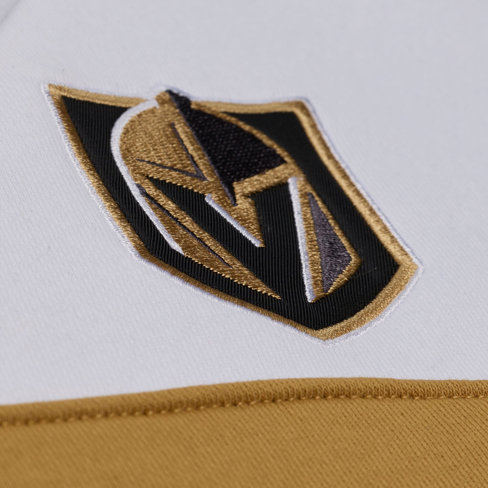 Sweat à capuche Mitchell & Ness blanc/noir pour femme, modèle « Vegas Golden Knights Head Coach », femme.
