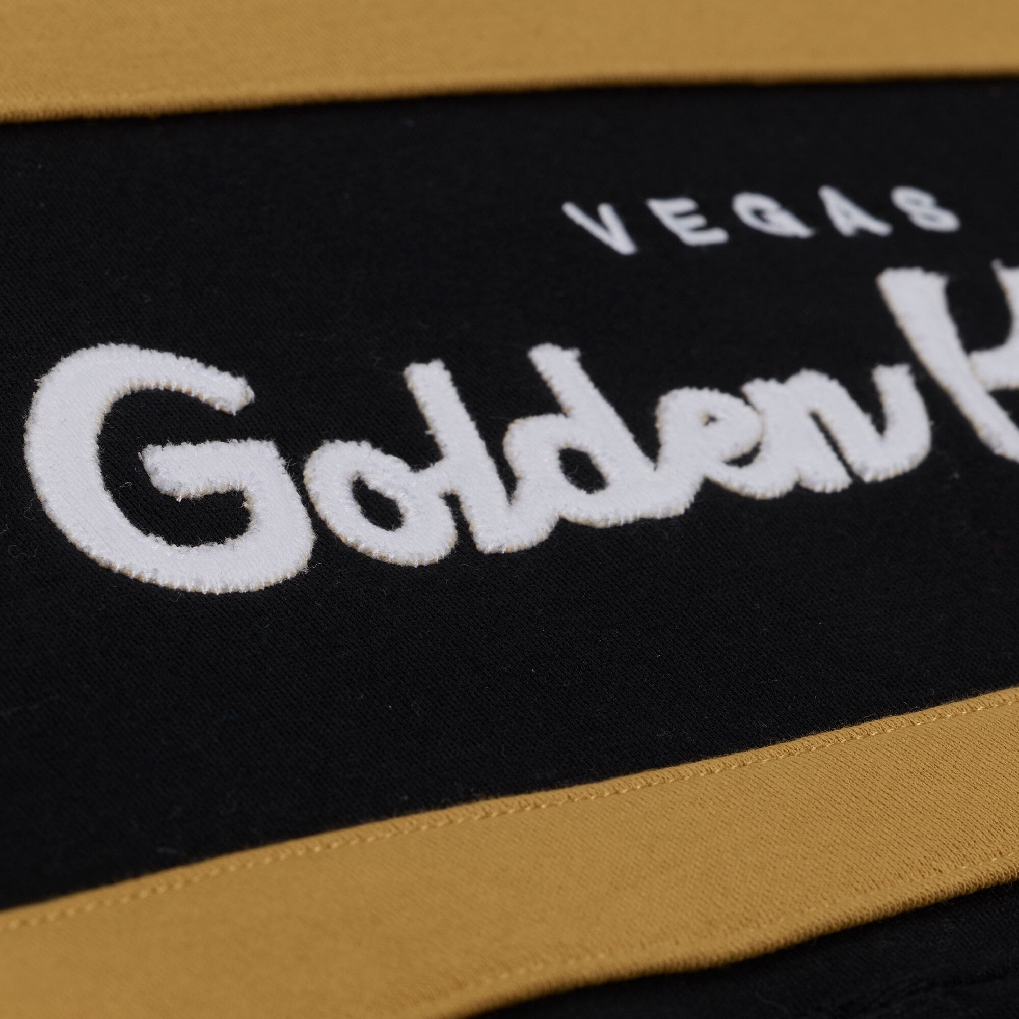 Sweat à capuche Mitchell & Ness blanc/noir pour femme, modèle « Vegas Golden Knights Head Coach », femme.